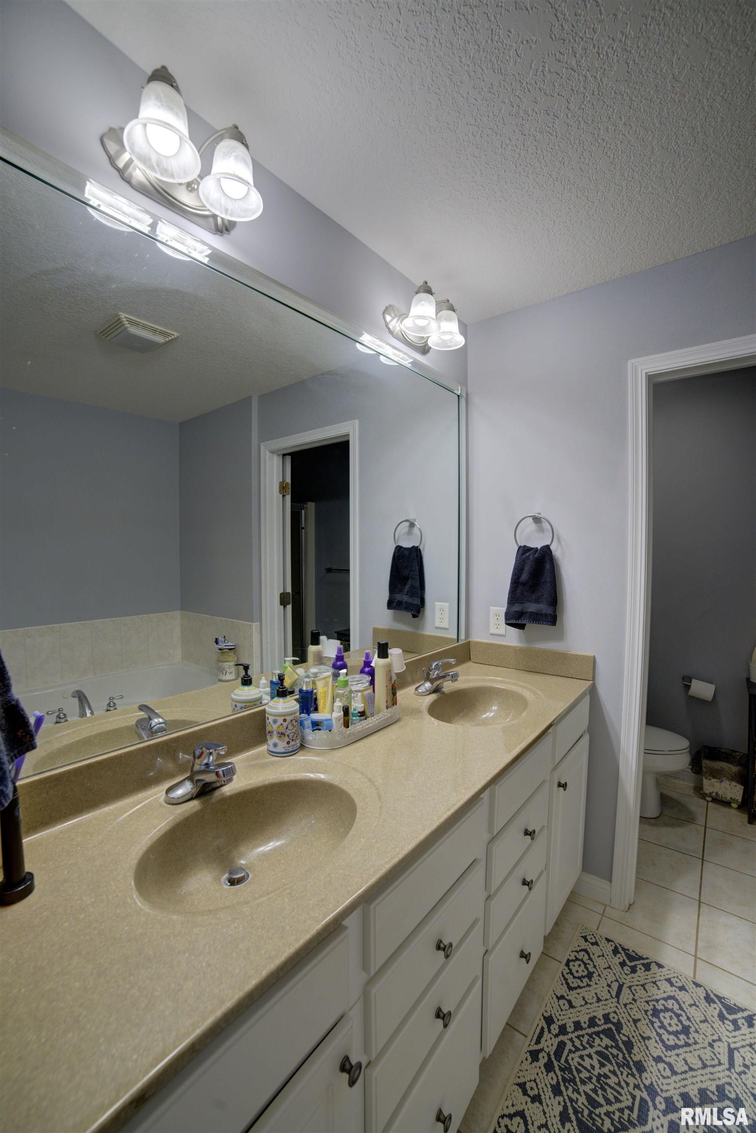 2735 Julie Lane Court, Davenport, Iowa image 37