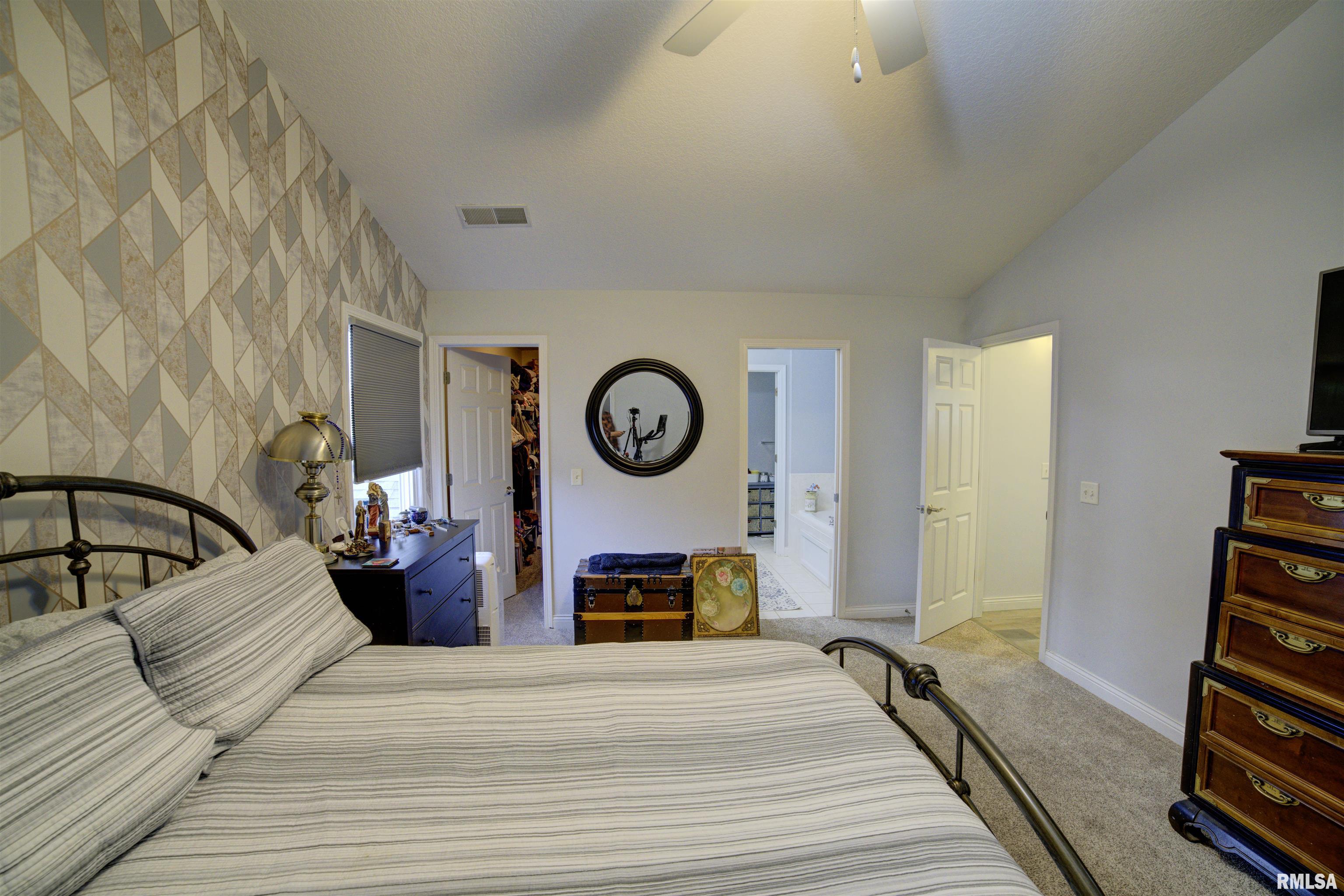 2735 Julie Lane Court, Davenport, Iowa image 35