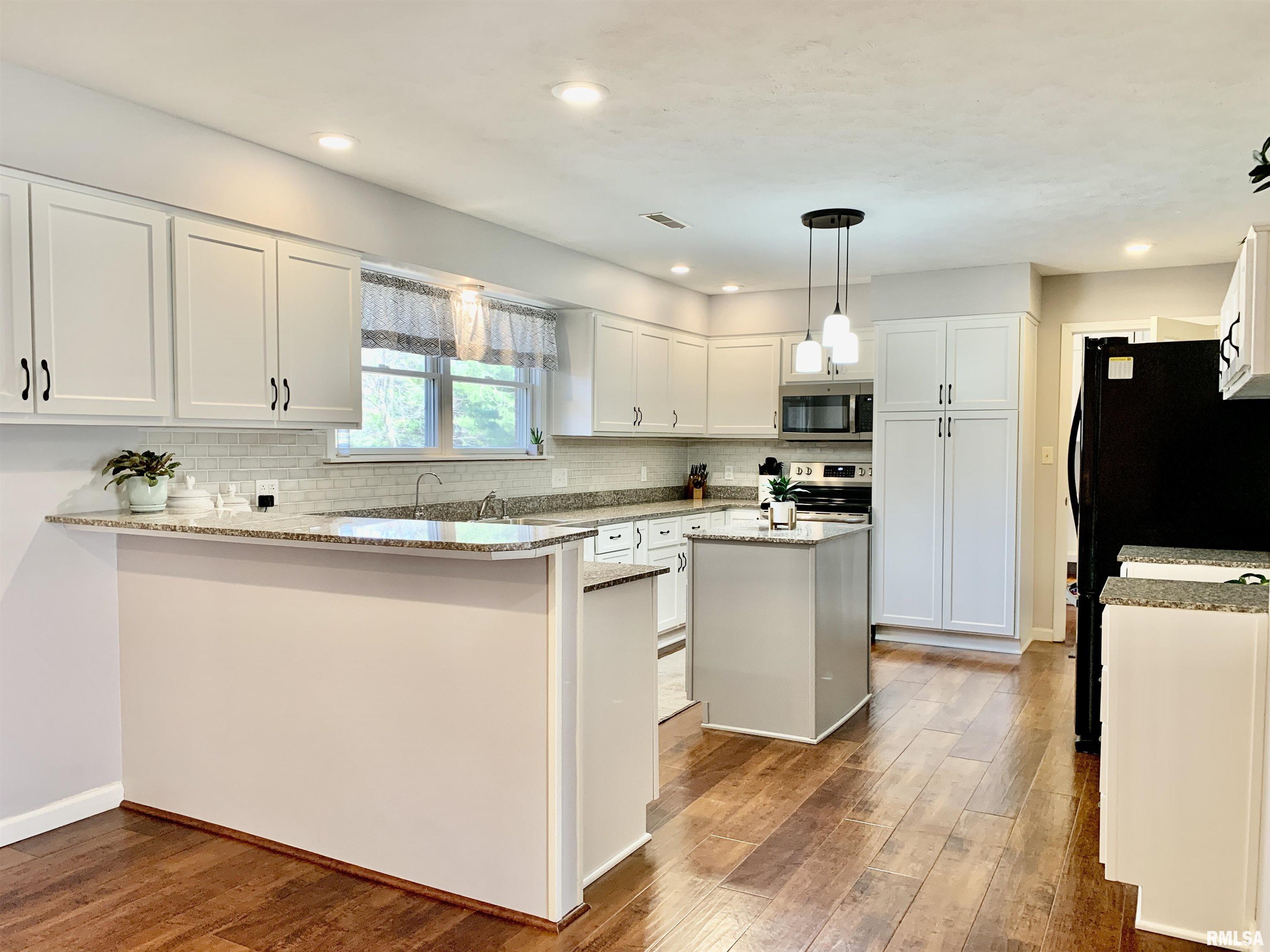 208 Spring Bay Drive, Jacksonville, Illinois image 13