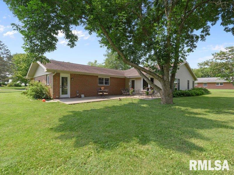 208 Spring Bay Drive, Jacksonville, Illinois image 3