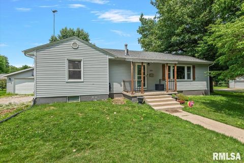 Homes For Sale - 829 N Noble Street<br/> Macoupin County, Virden, IL 62690