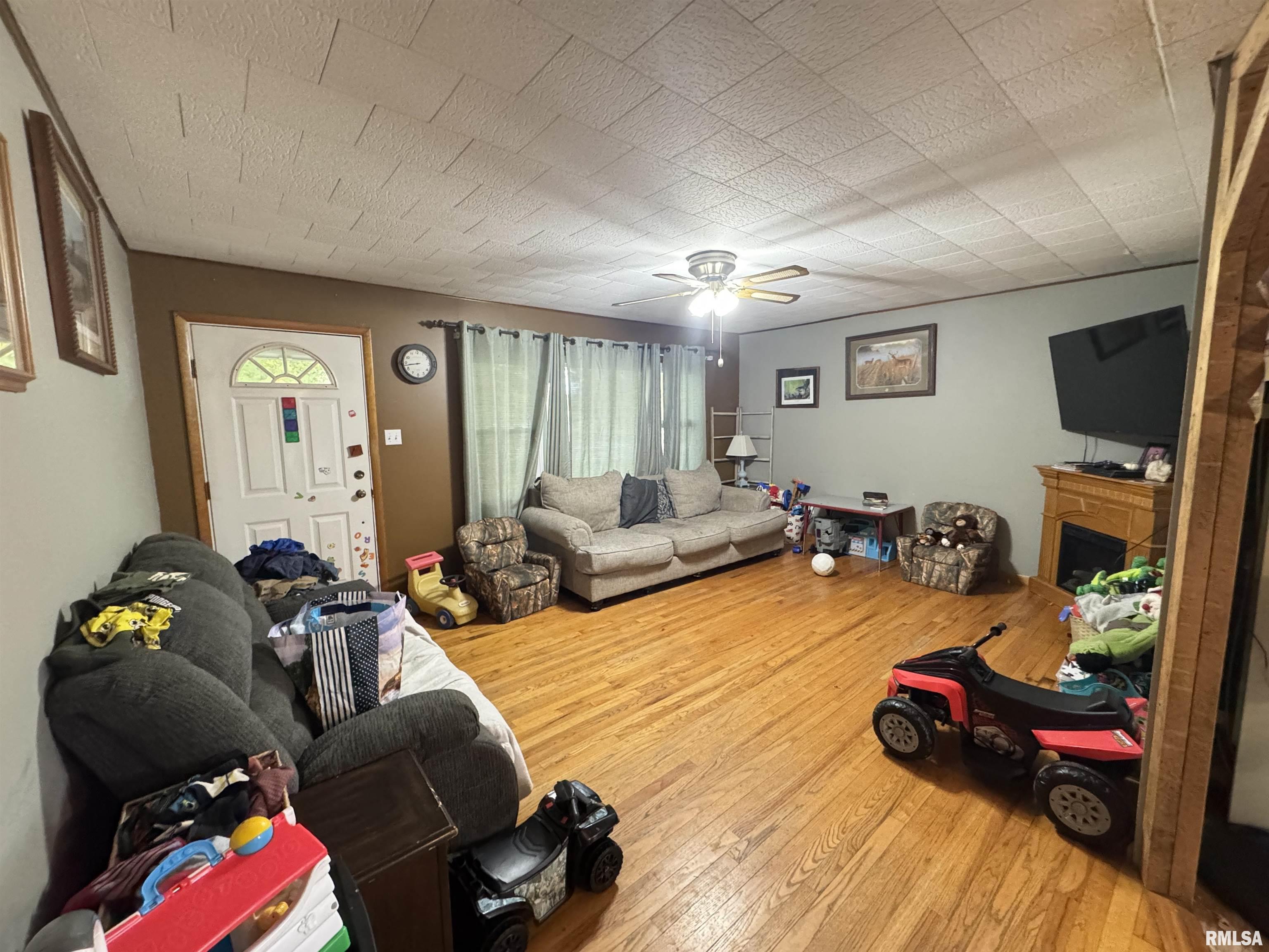 504 Ravenscroft Avenue, Versailles, Illinois image 3