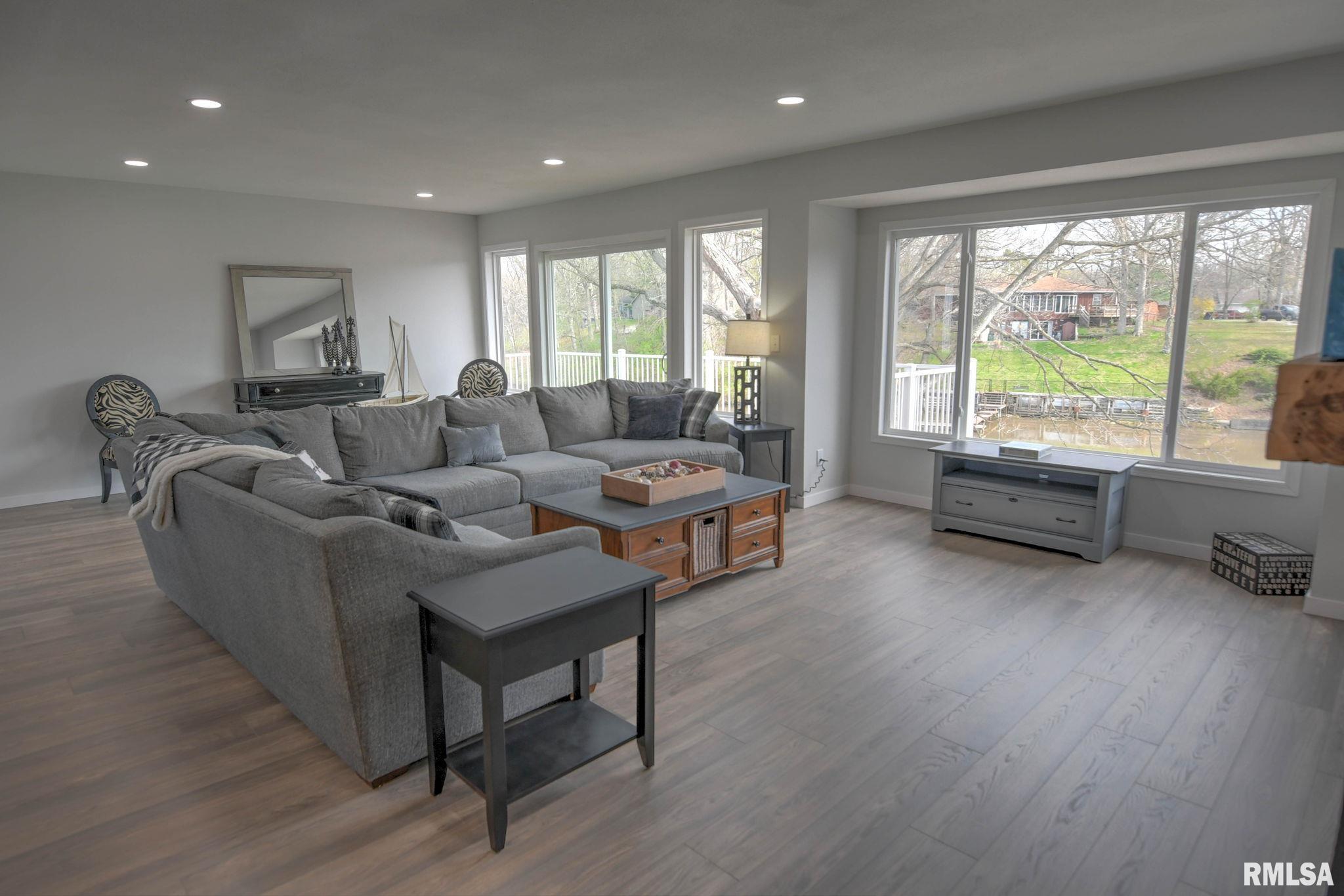 3516 E Lakeshore Drive, Taylorville, Illinois image 9