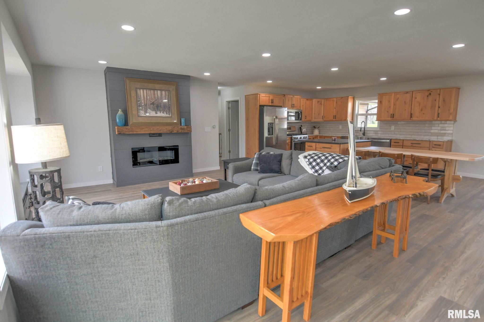 3516 E Lakeshore Drive, Taylorville, Illinois image 6