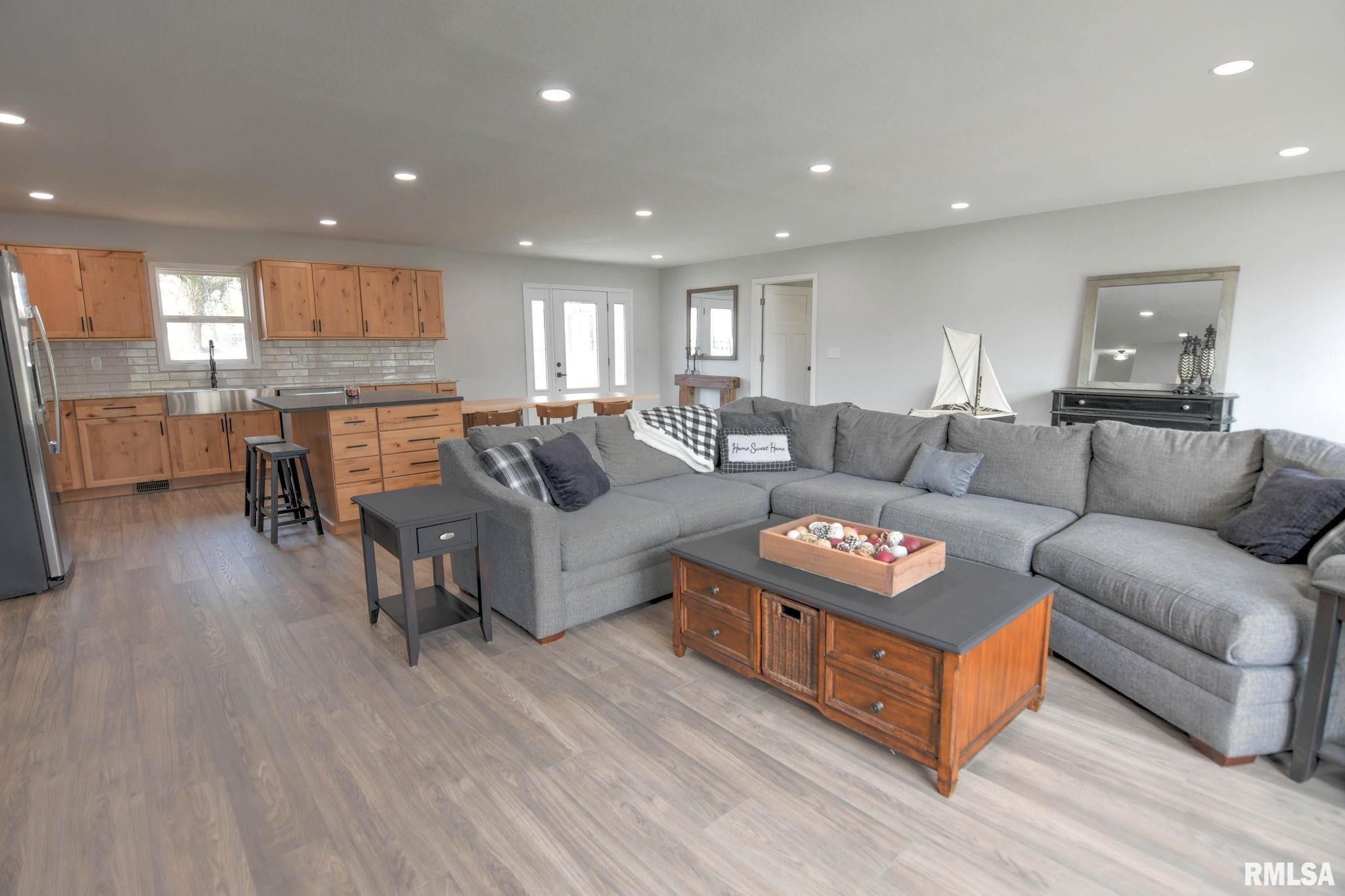 3516 E Lakeshore Drive, Taylorville, Illinois image 2