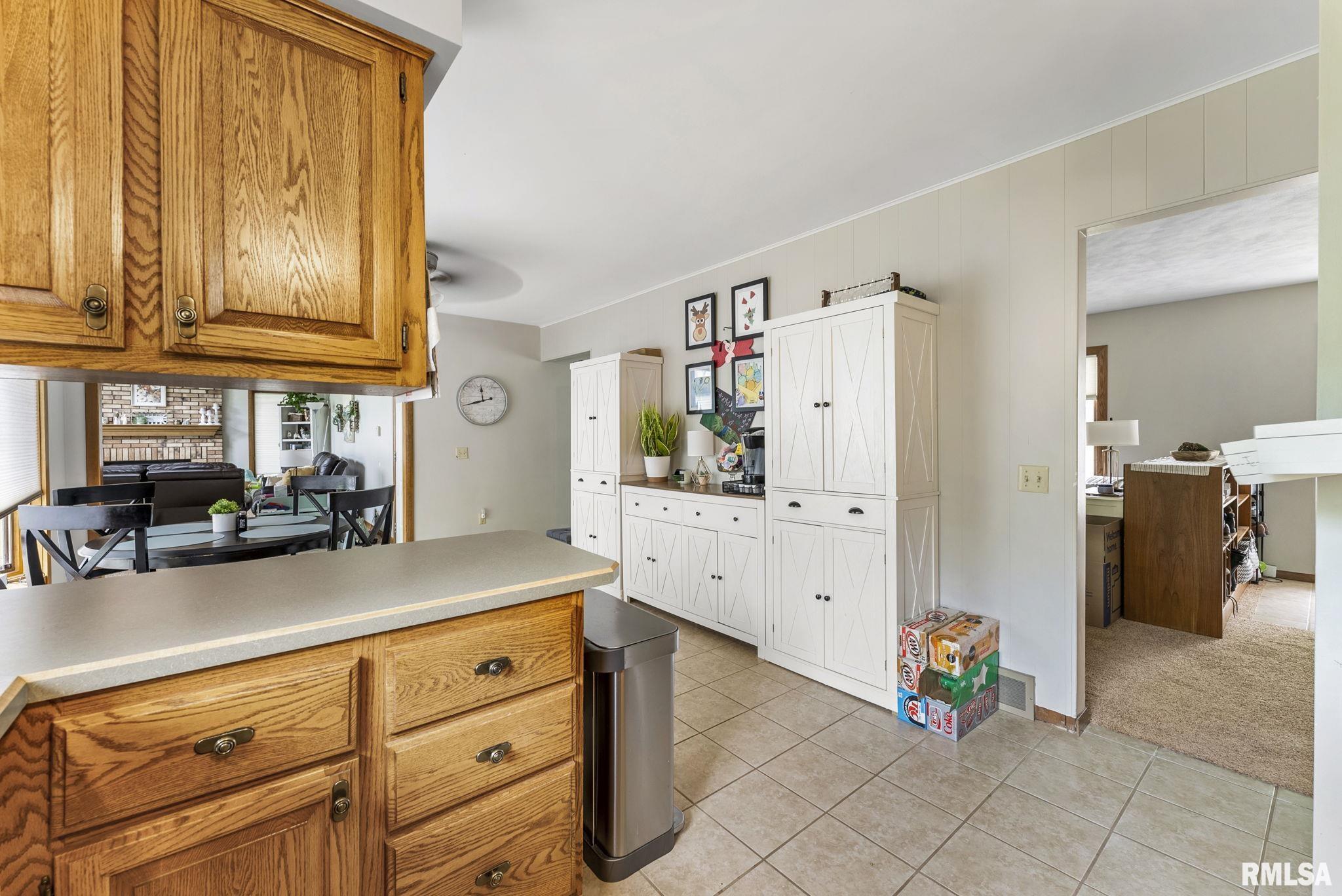 914 32nd Avenue Court, Moline, Illinois image 3