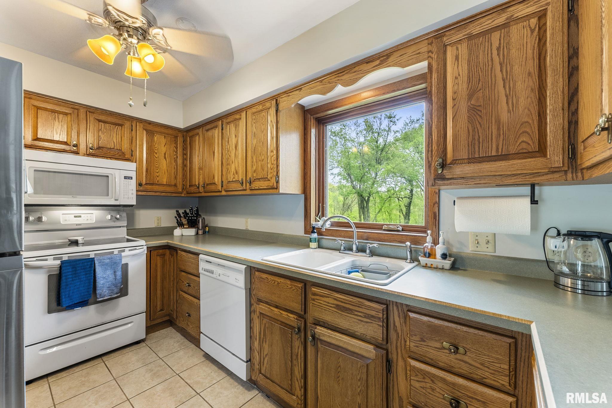 914 32nd Avenue Court, Moline, Illinois image 2