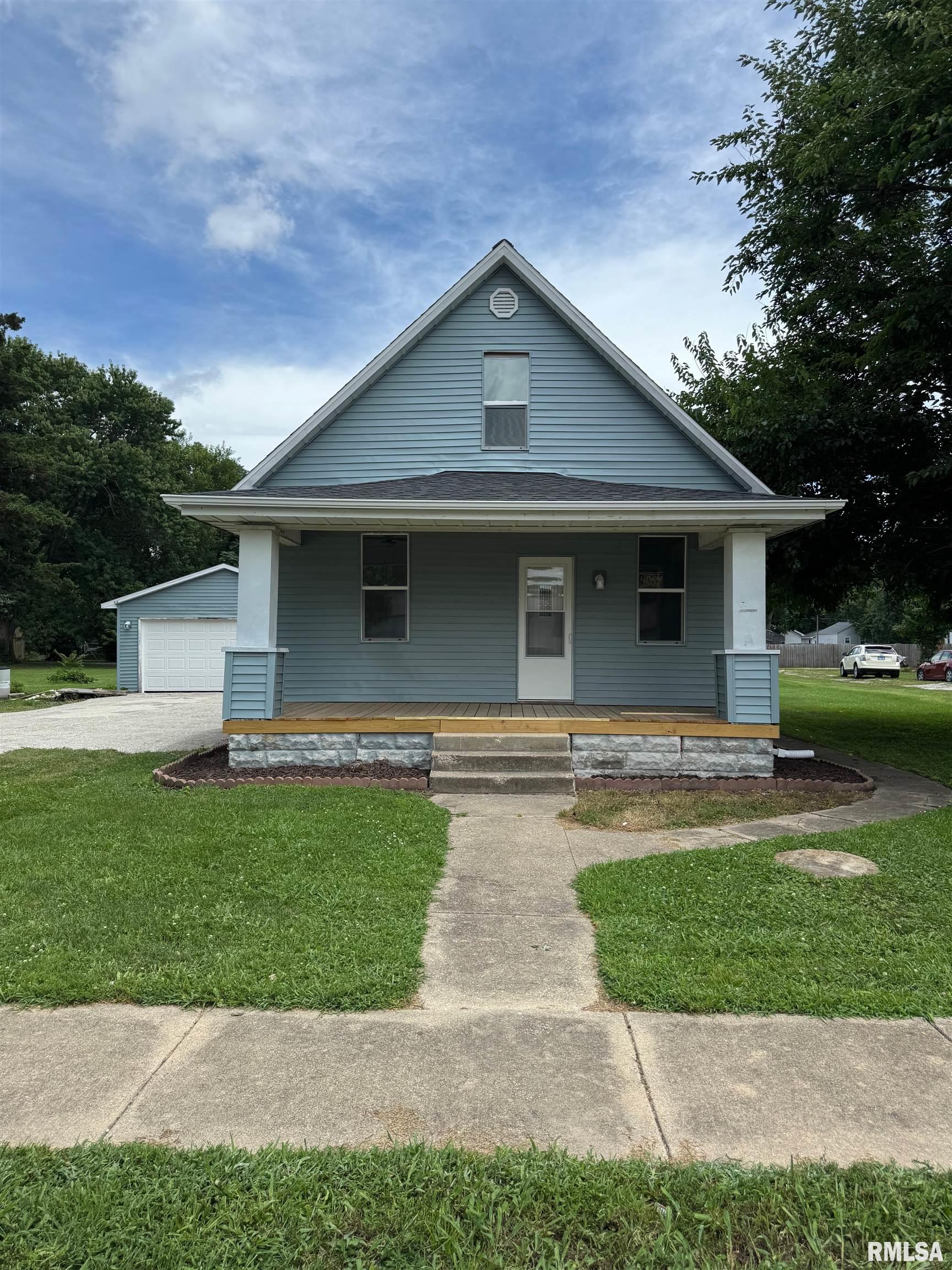 Photo 1 of 17 — 512 N POPLAR Street, Pana, IL 62557