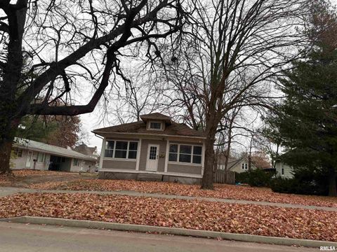 Homes For Sale - 209 N Ward Street<br/> Macomb, IL 61455