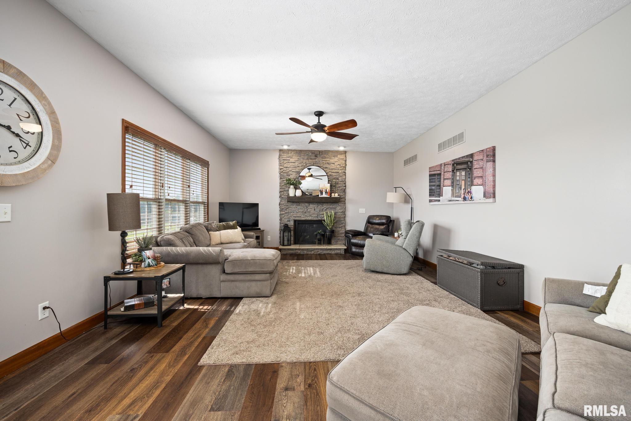 1101 N Pine Street, El Paso, Illinois image 11