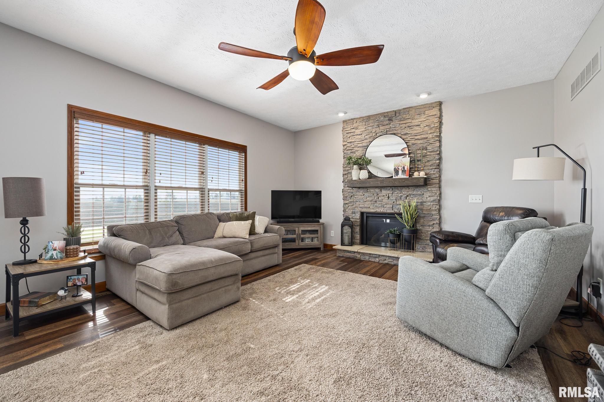 1101 N Pine Street, El Paso, Illinois image 13