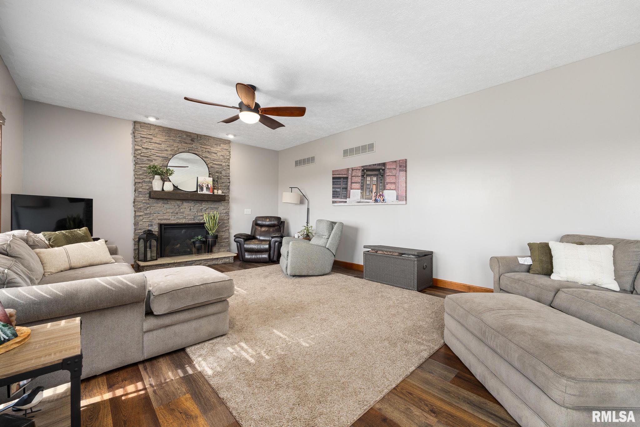 1101 N Pine Street, El Paso, Illinois image 12