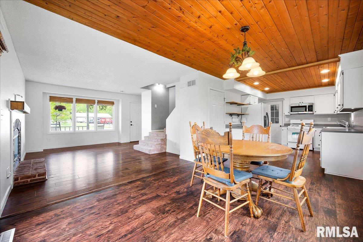 216 Falcon Drive, Green Valley, Illinois image 8