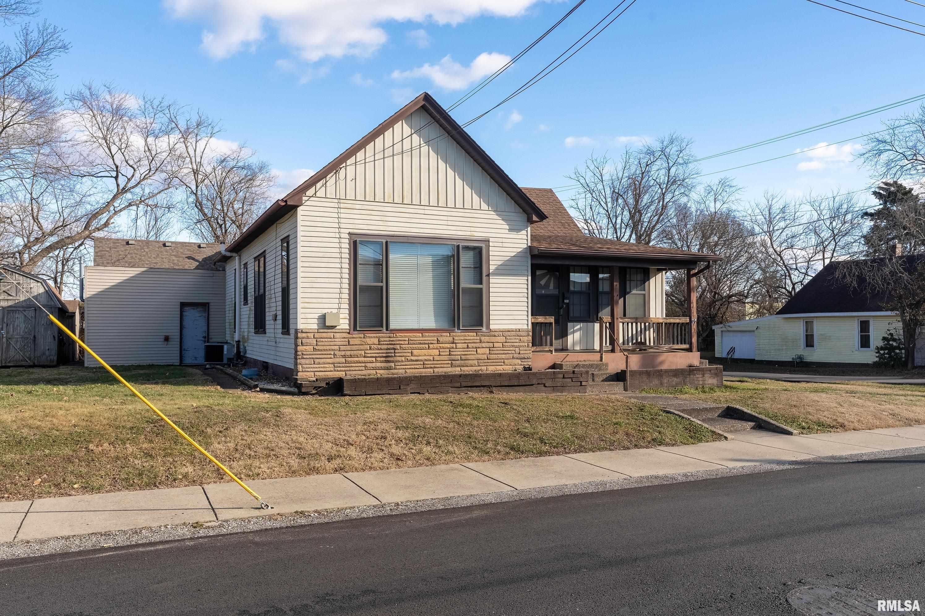 Photo 1 of 25 — 201 N VICKSBURG Street, Marion, IL 62959
