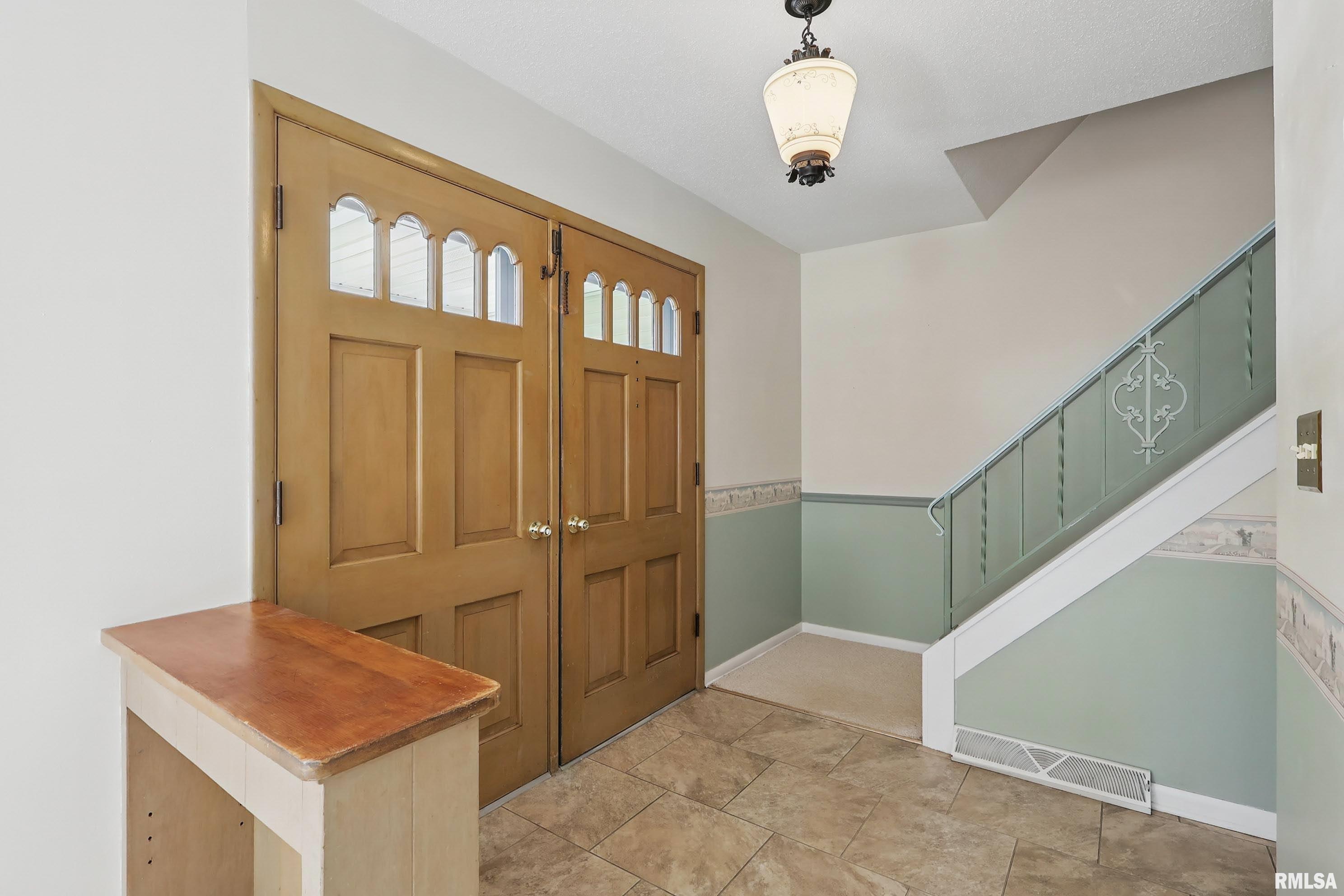 2330 Avalon Drive, Bettendorf, Iowa image 4