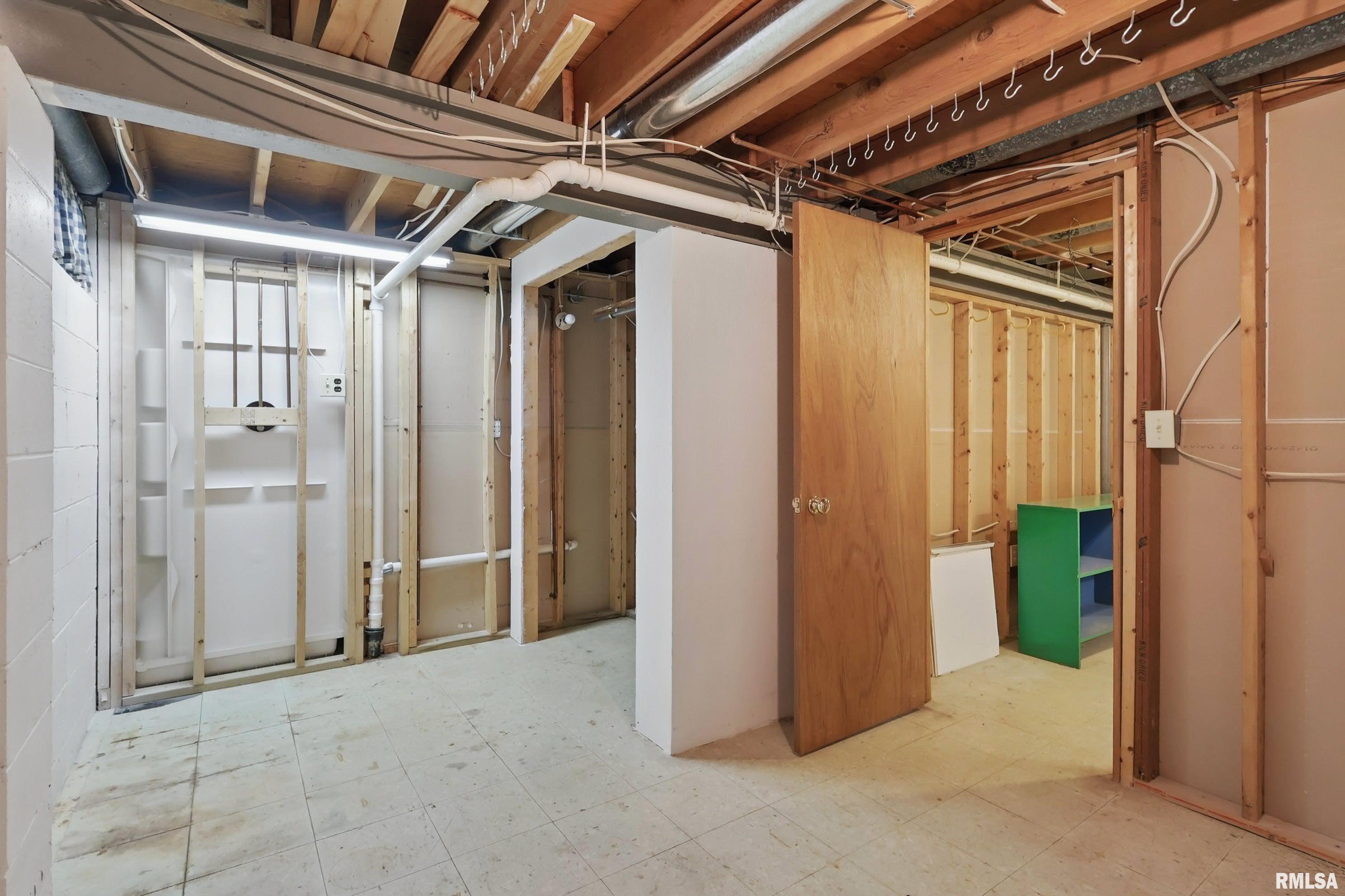 2330 Avalon Drive, Bettendorf, Iowa image 32