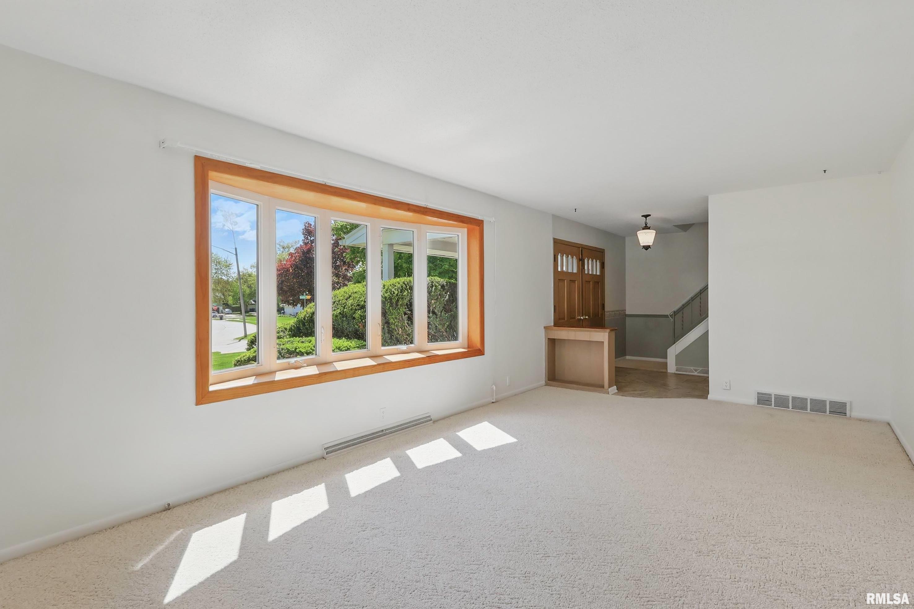 2330 Avalon Drive, Bettendorf, Iowa image 8