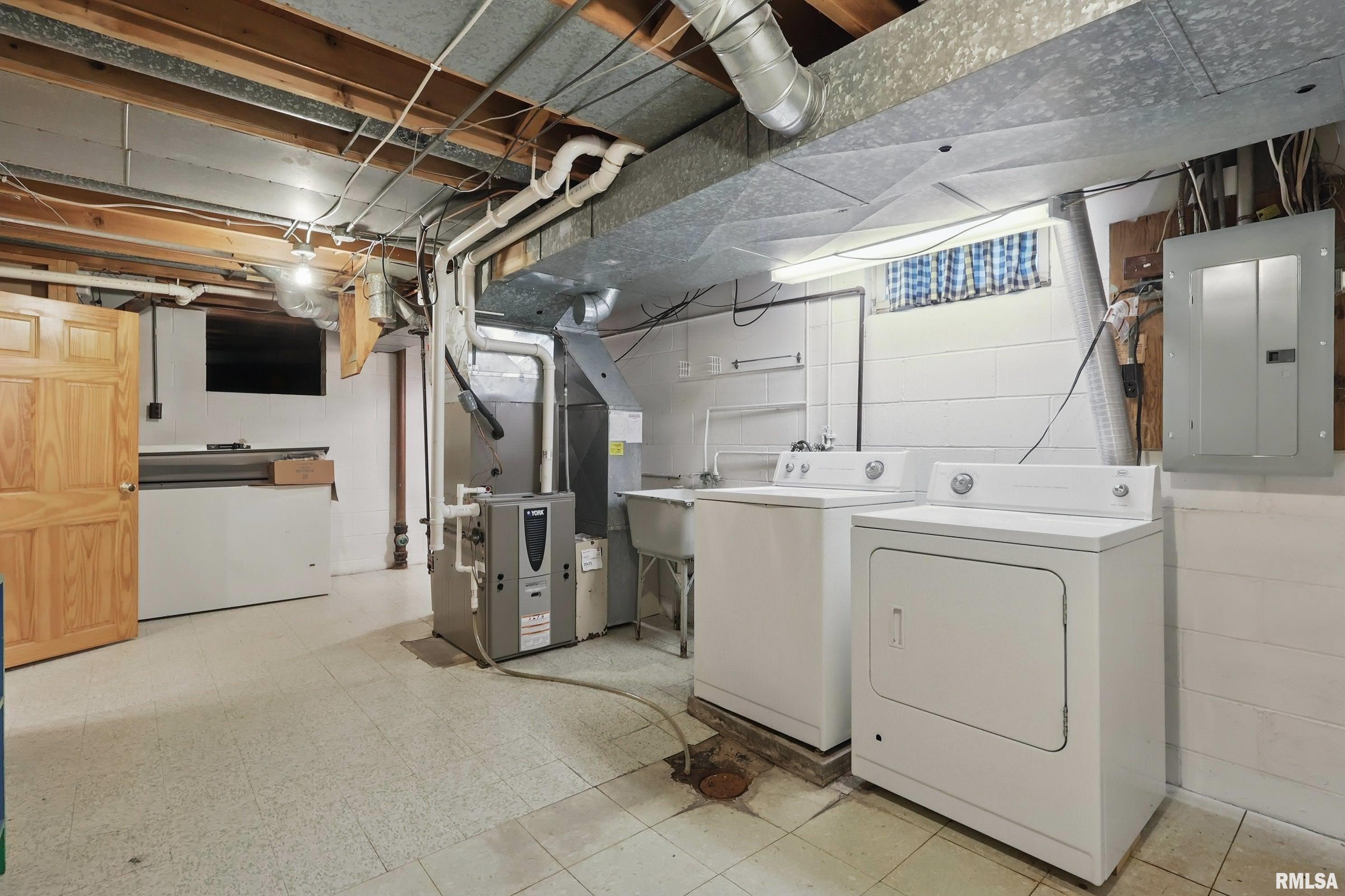 2330 Avalon Drive, Bettendorf, Iowa image 30