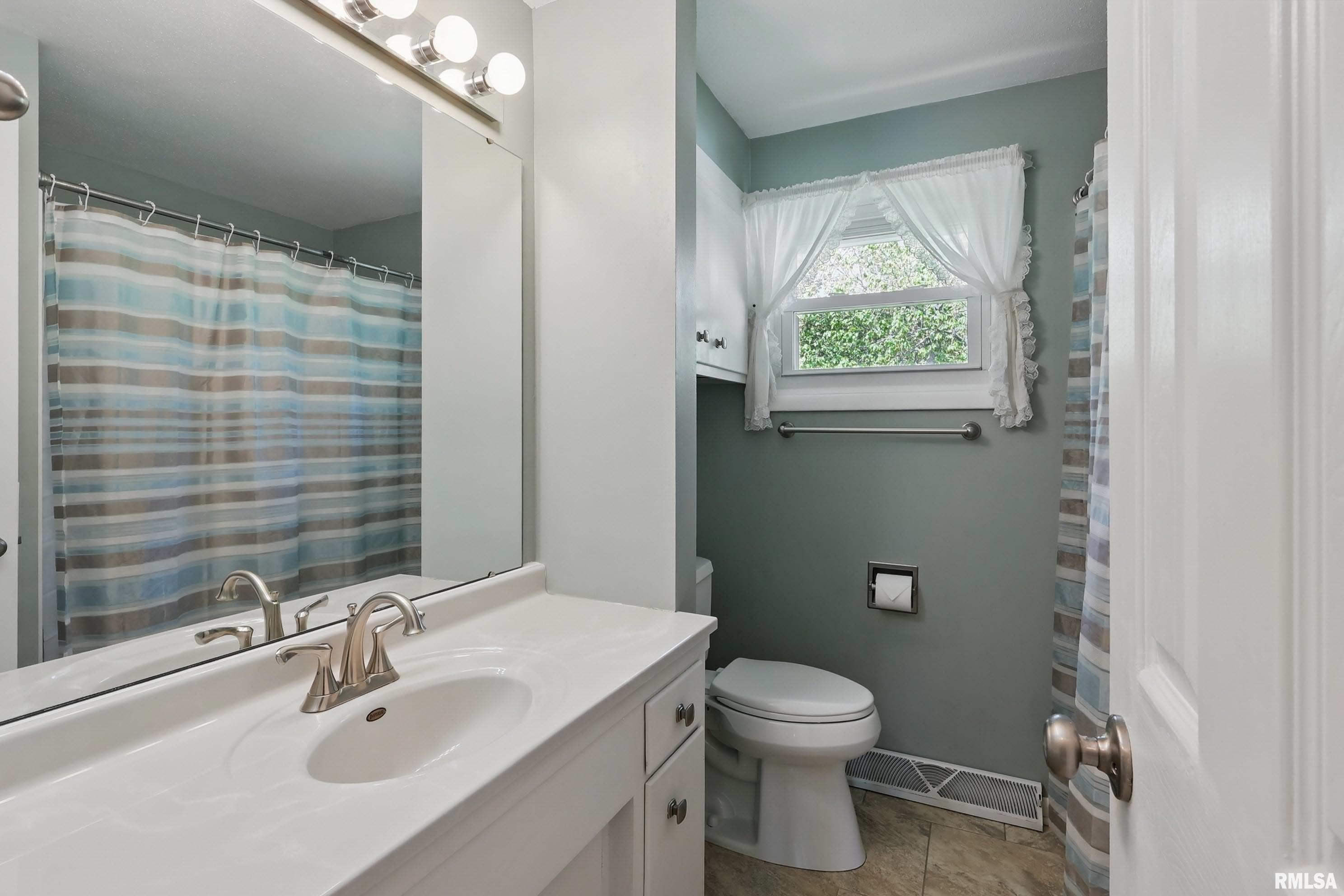 2330 Avalon Drive, Bettendorf, Iowa image 16