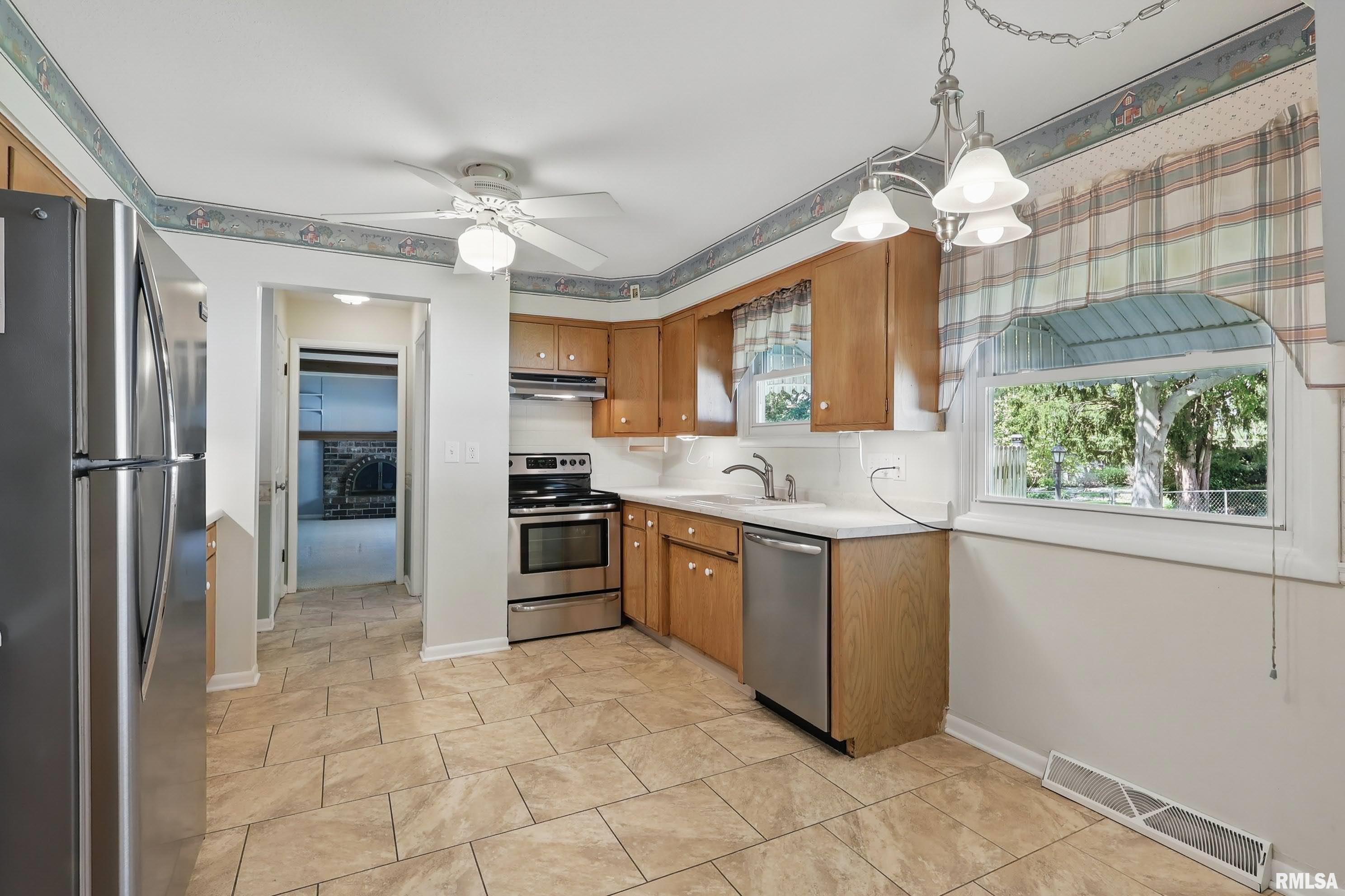 2330 Avalon Drive, Bettendorf, Iowa image 9