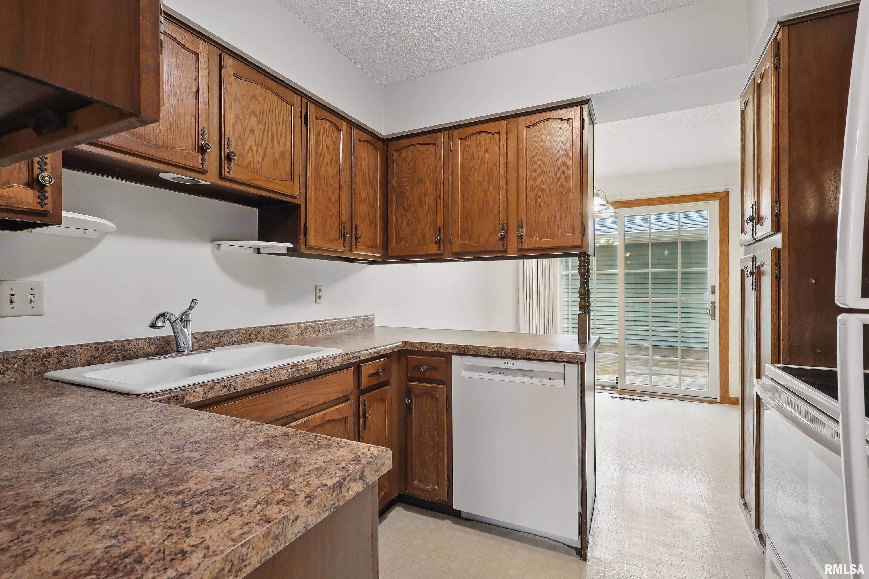 3085 Parkwild Drive, Bettendorf, Iowa image 15