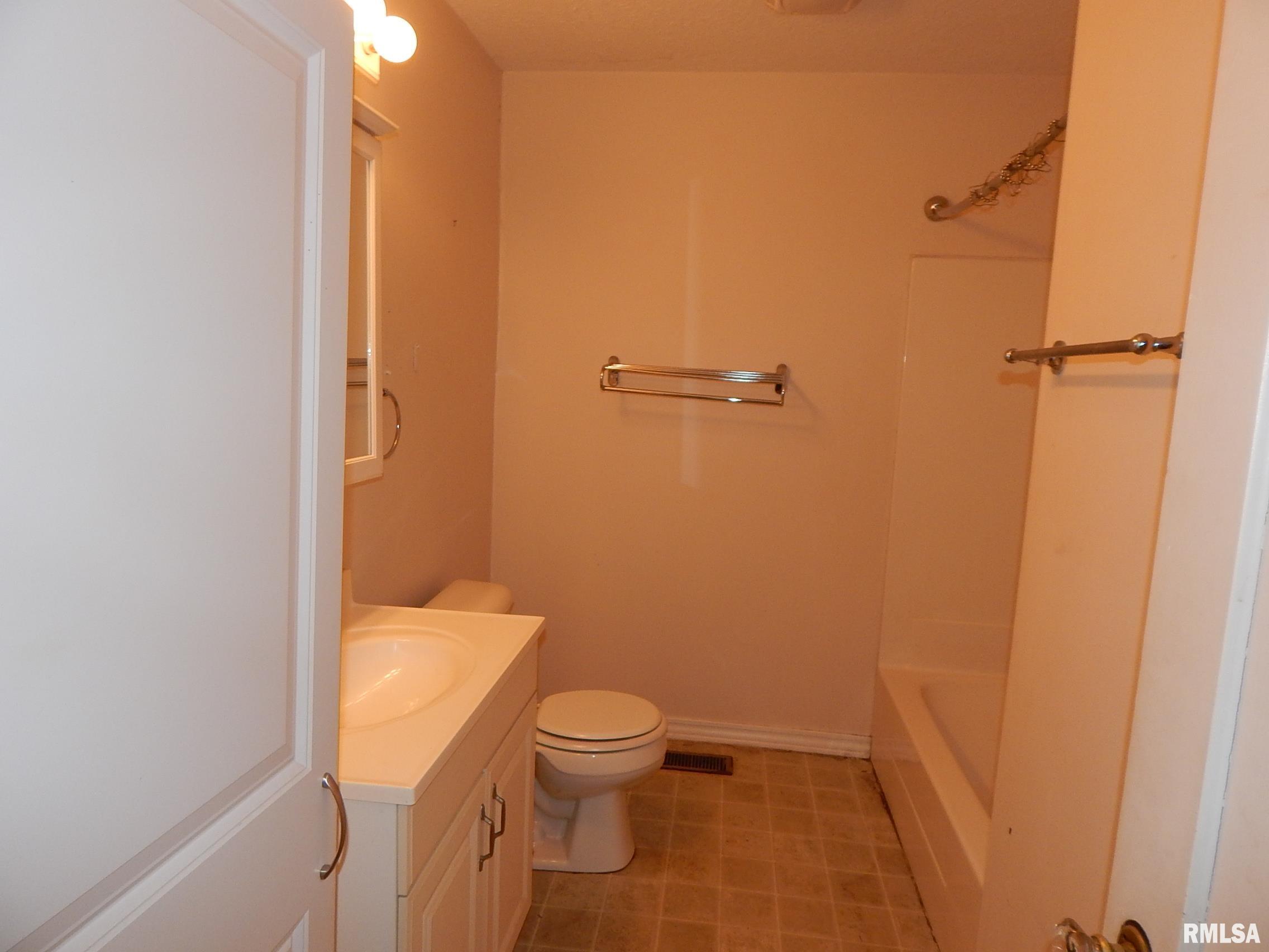 1115 W Locust Street, Davenport, Iowa image 10