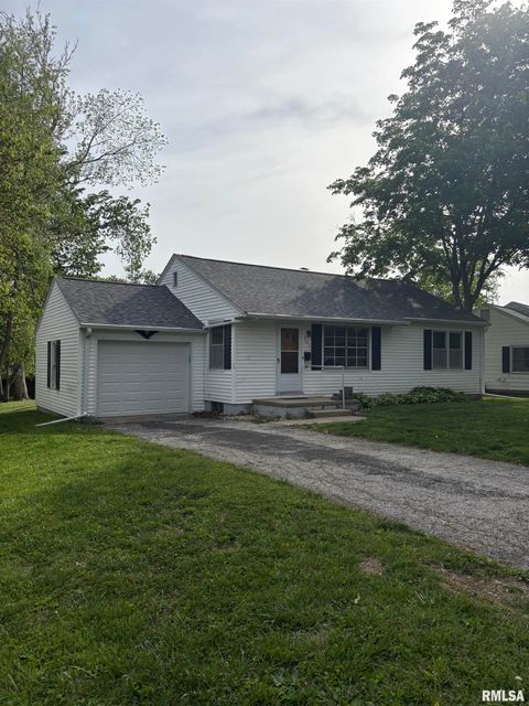 Photo of 303 LAUREL Drive, Jacksonville, IL 62650 (MLS # CA1043283)