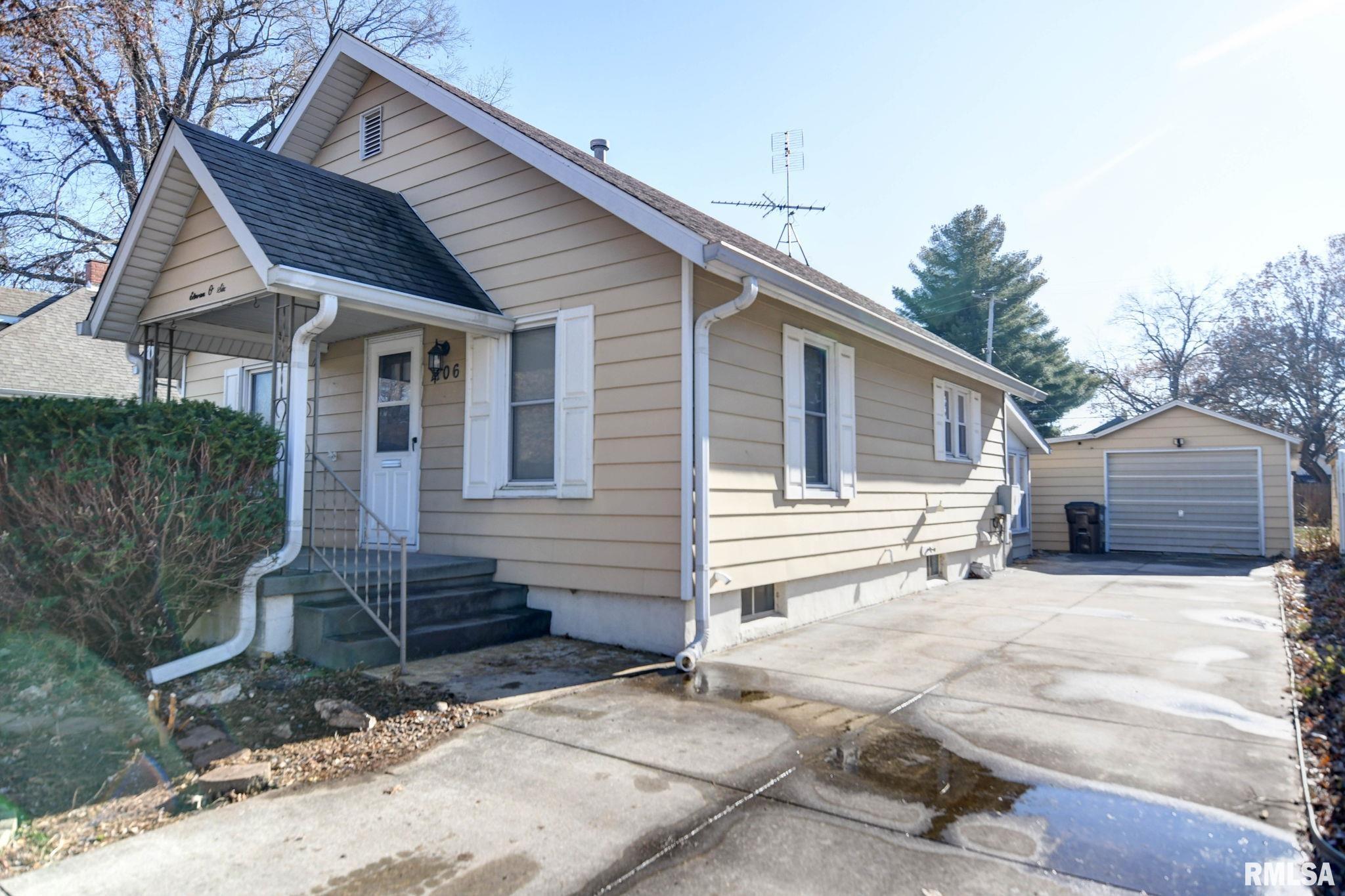 1106 W Adams Street, Taylorville, Illinois image 1