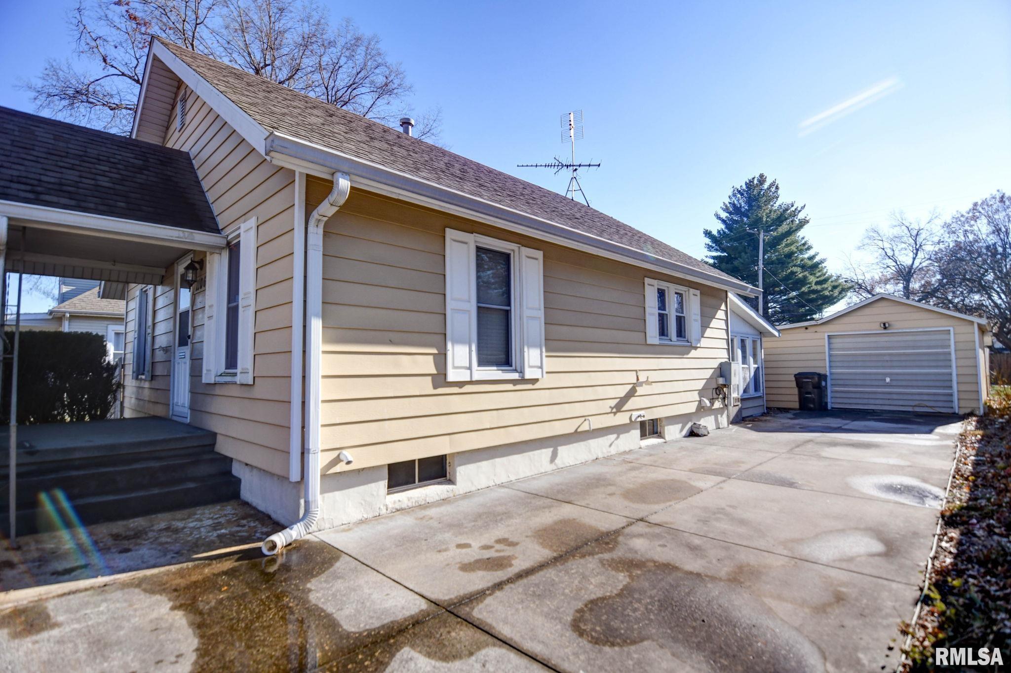 1106 W Adams Street, Taylorville, Illinois image 32