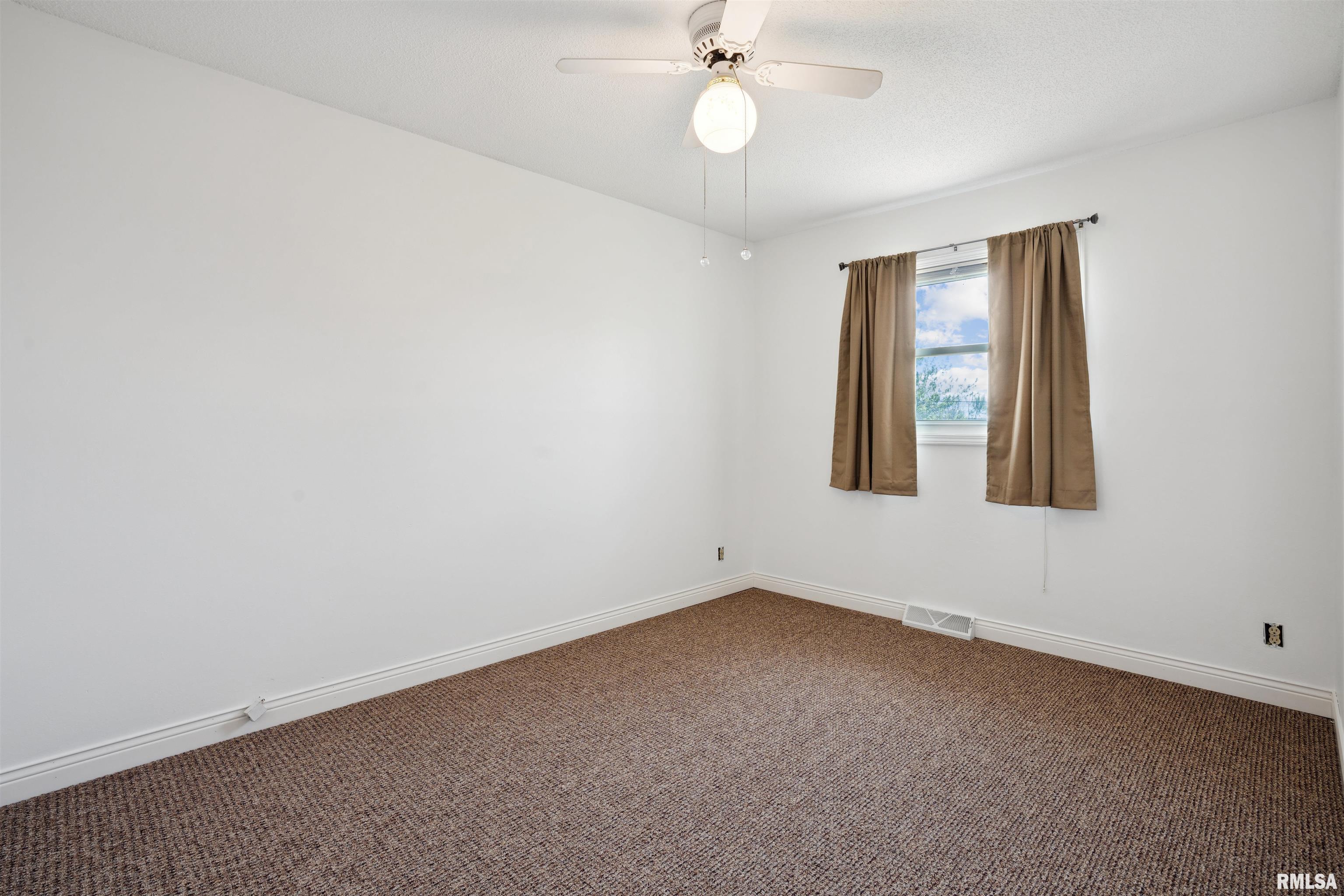 105 Country Court, De Witt, Iowa image 12