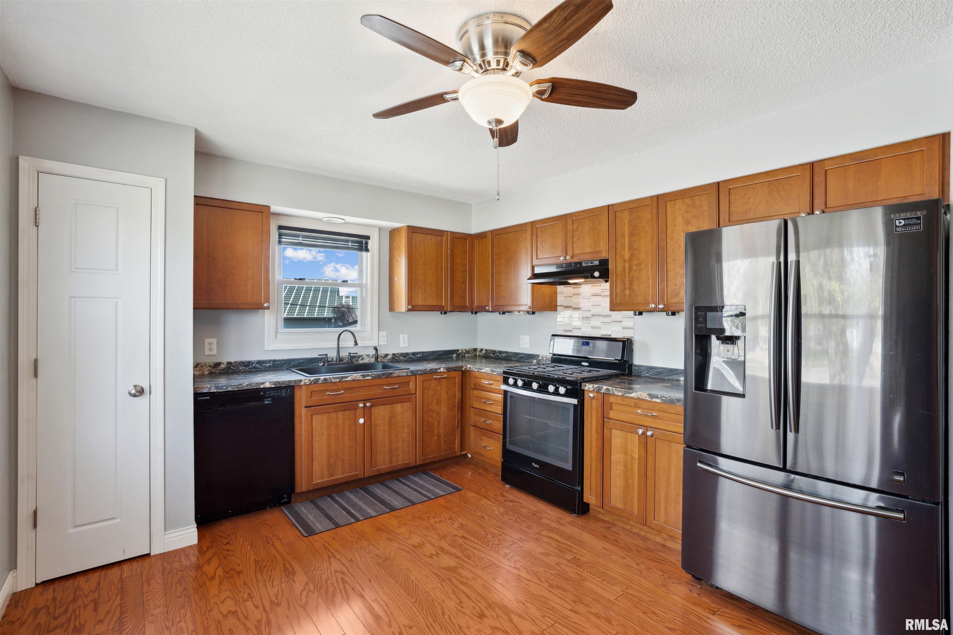 105 Country Court, De Witt, Iowa image 3