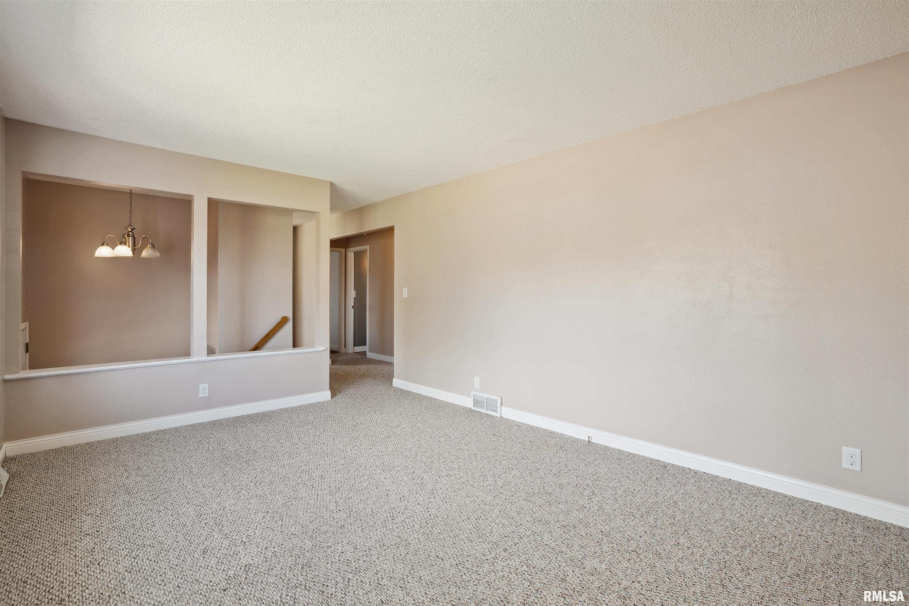 105 Country Court, De Witt, Iowa image 7