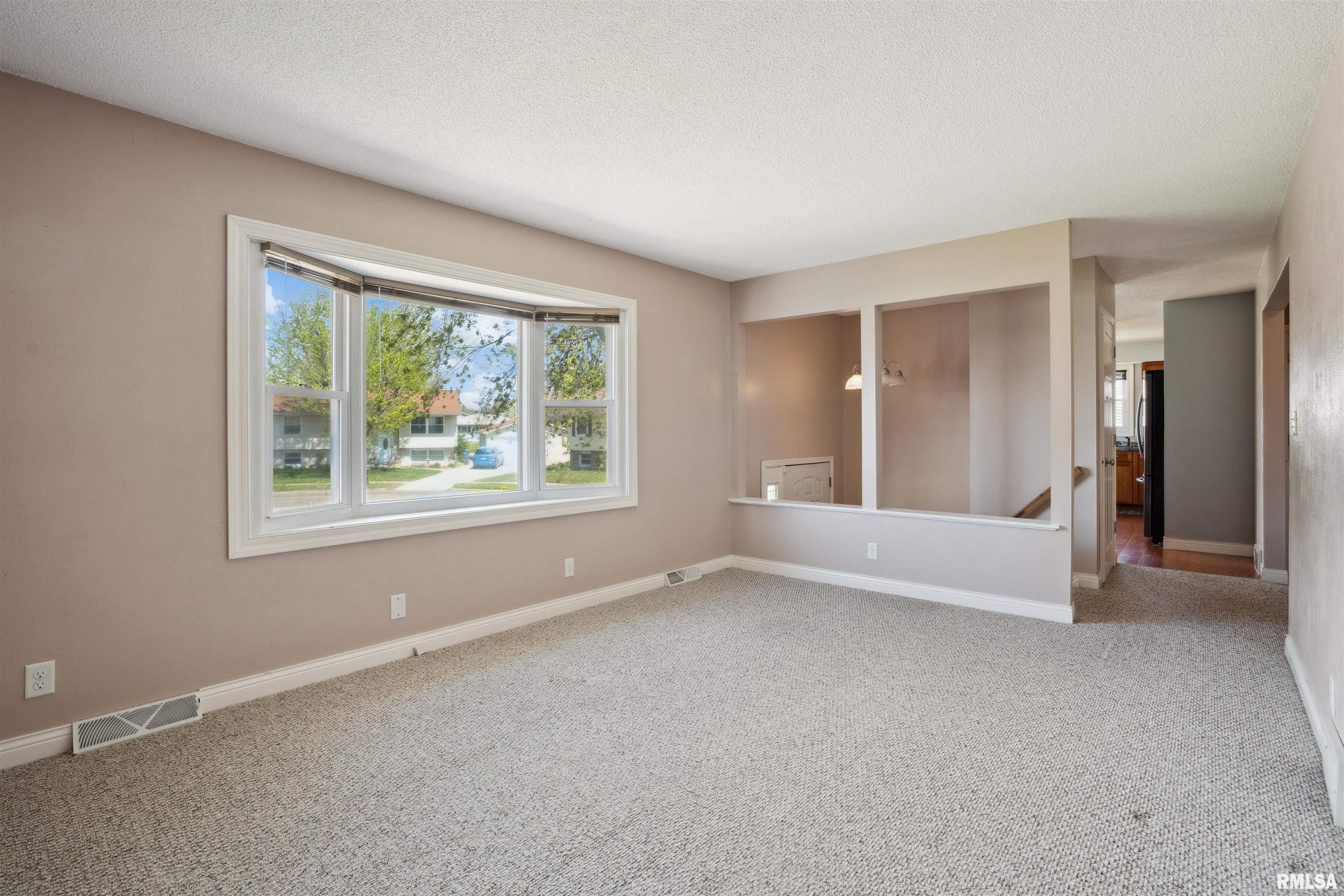 105 Country Court, De Witt, Iowa image 6