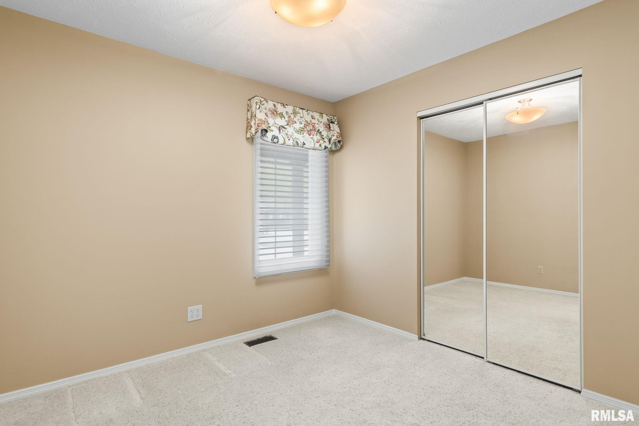 208 Glasgow Drive, Springfield, Illinois image 23