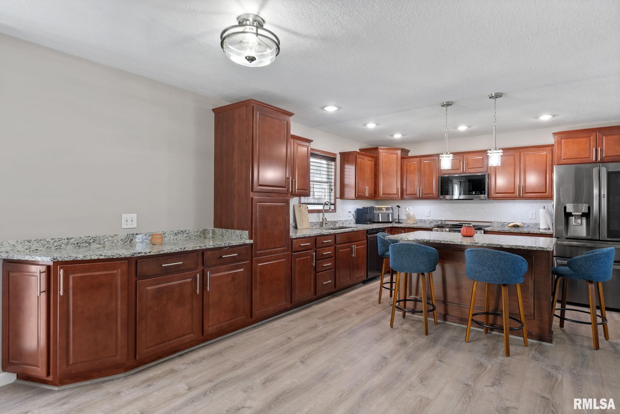 6313 Dorothys Drive, Bettendorf, Iowa image 3