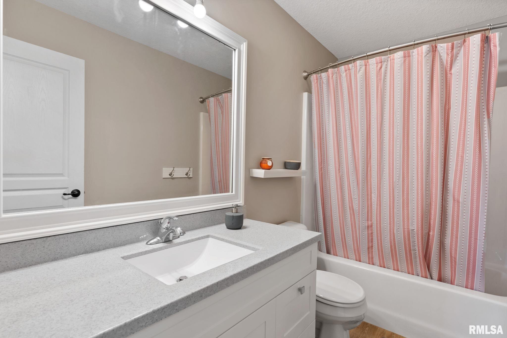 6313 Dorothys Drive, Bettendorf, Iowa image 14