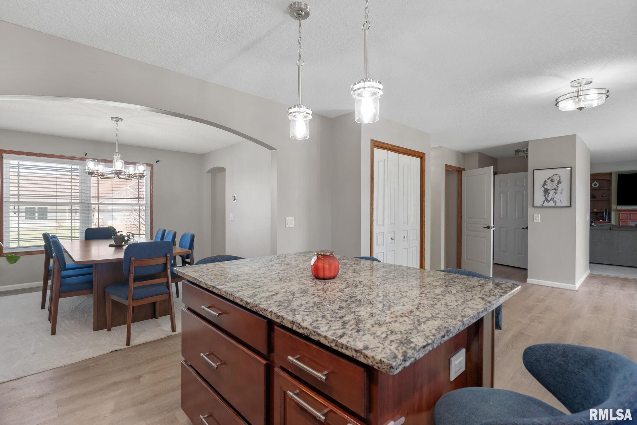 6313 Dorothys Drive, Bettendorf, Iowa image 4