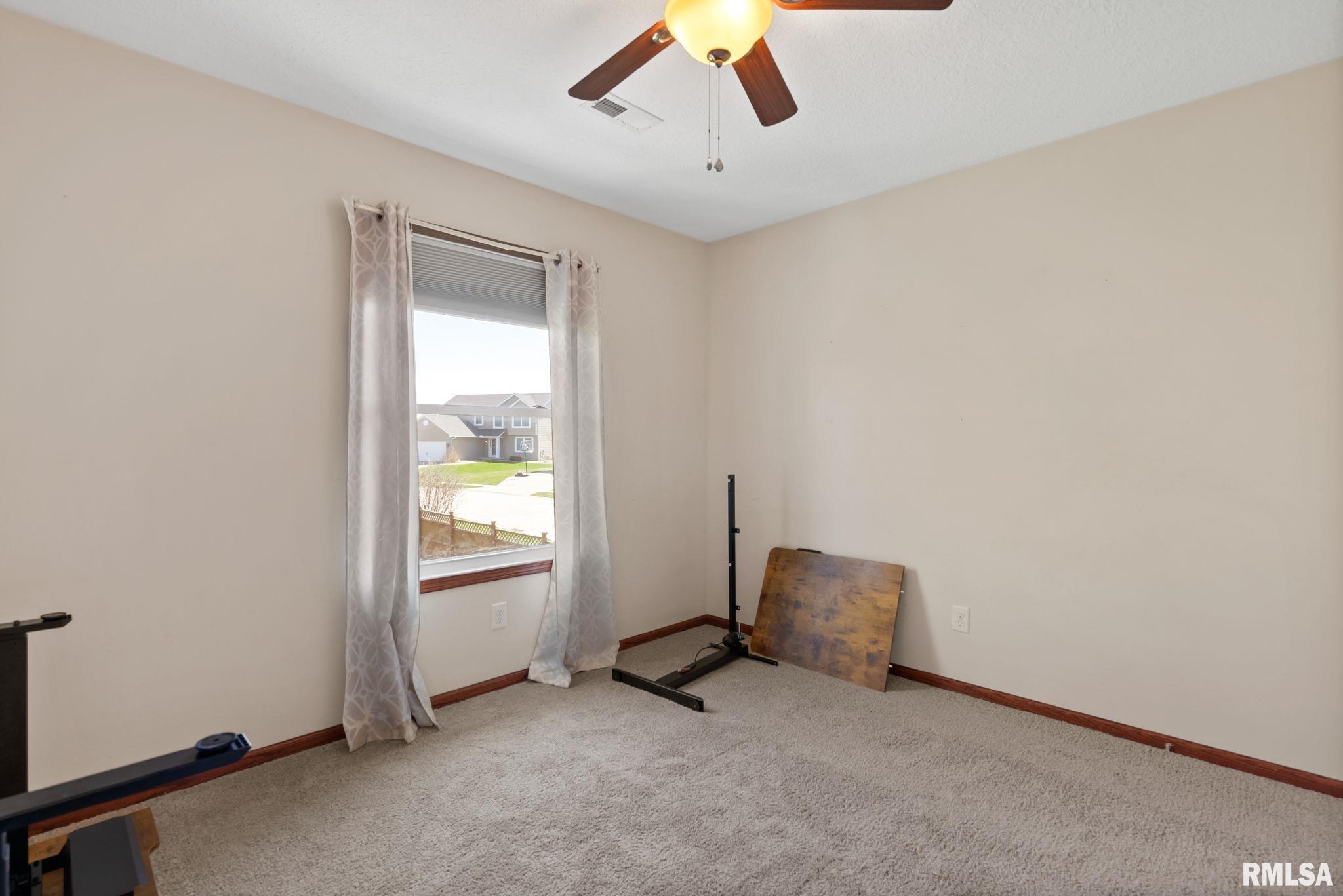 6313 Dorothys Drive, Bettendorf, Iowa image 13