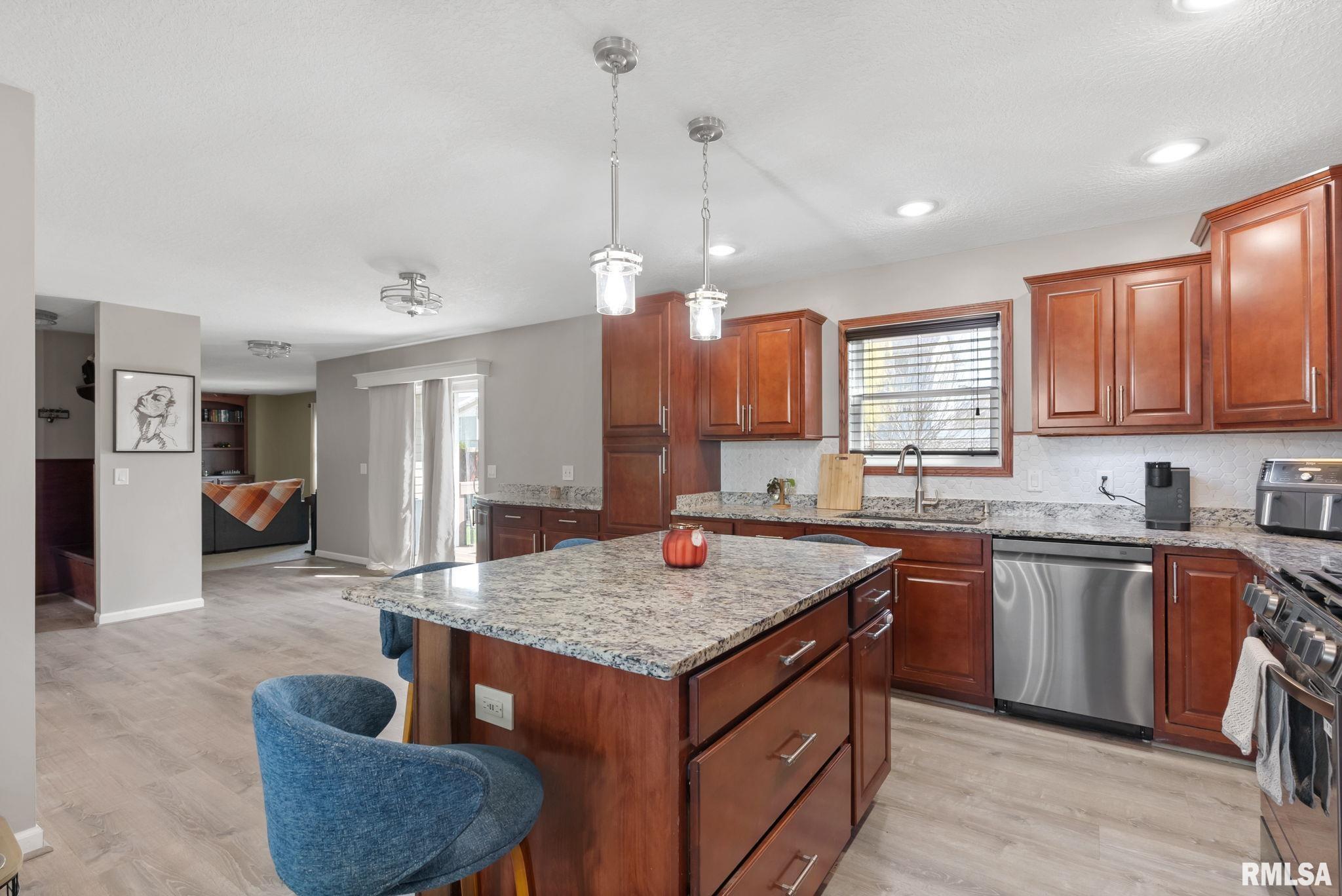6313 Dorothys Drive, Bettendorf, Iowa image 2