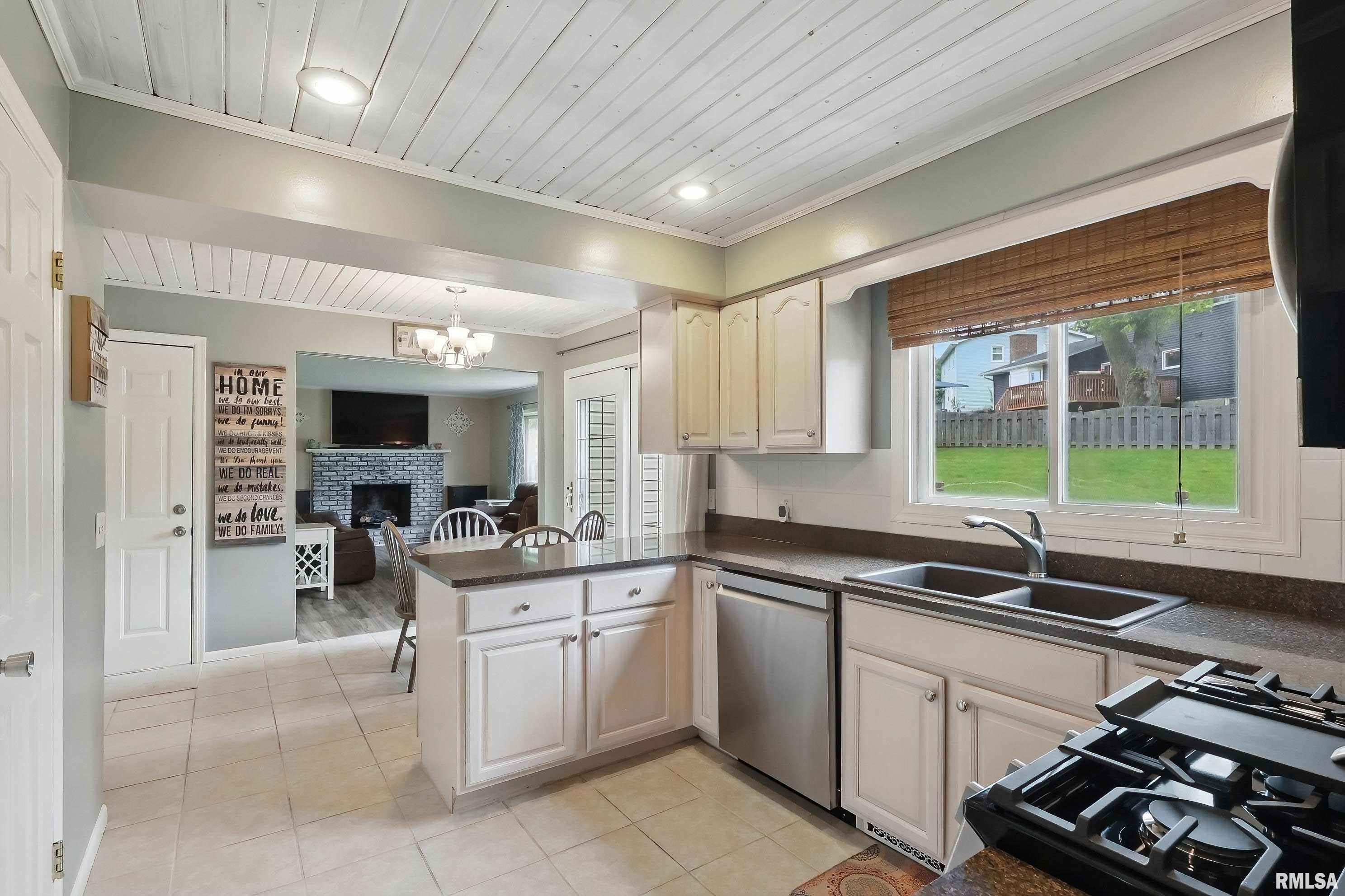4020 Tanglefoot Terrace, Bettendorf, Iowa image 9