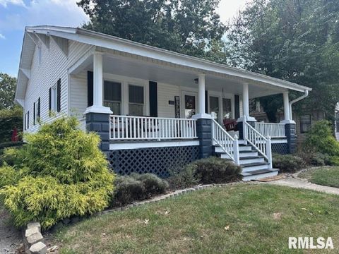 Photo of 526 N CHEROKEE Street, Taylorville, IL 62568 (MLS # CA1043303)