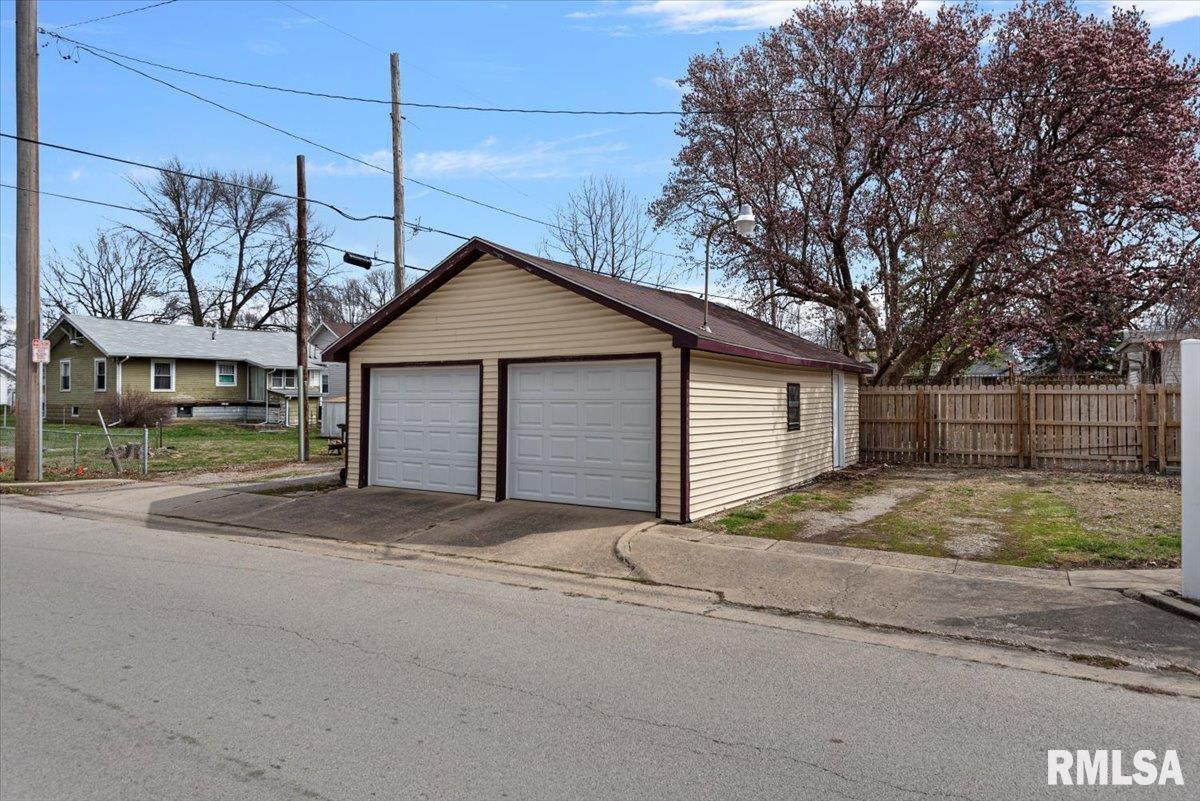 925 W Main Cross Street, Taylorville, Illinois image 32