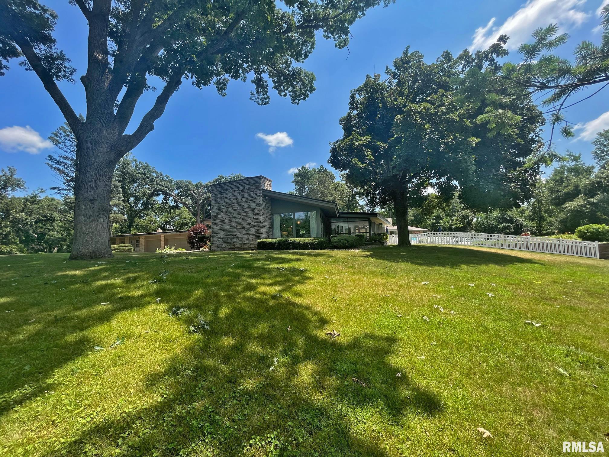 1040 Crescent Drive, Clinton, Iowa image 8