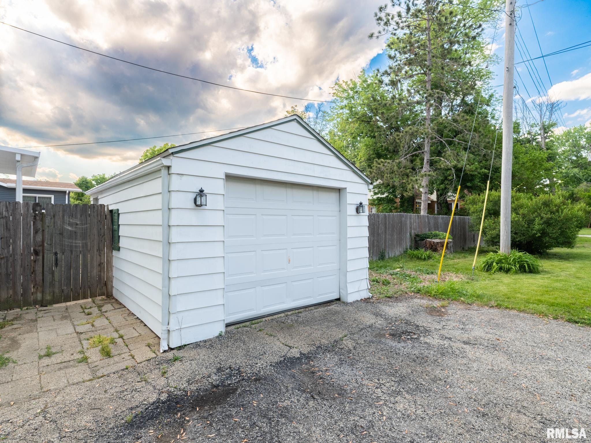 2207 Fondulac Drive, East Peoria, Illinois image 6
