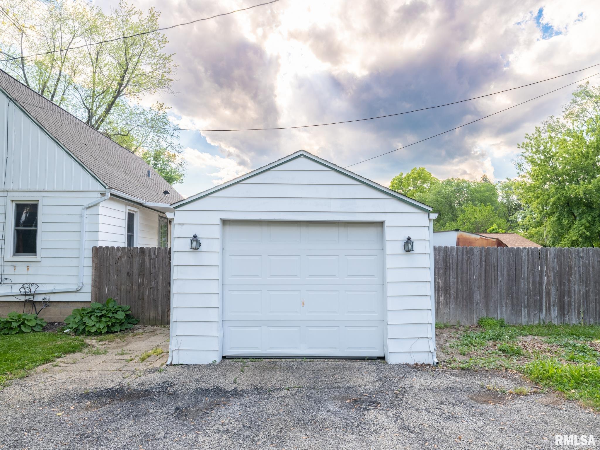 2207 Fondulac Drive, East Peoria, Illinois image 4