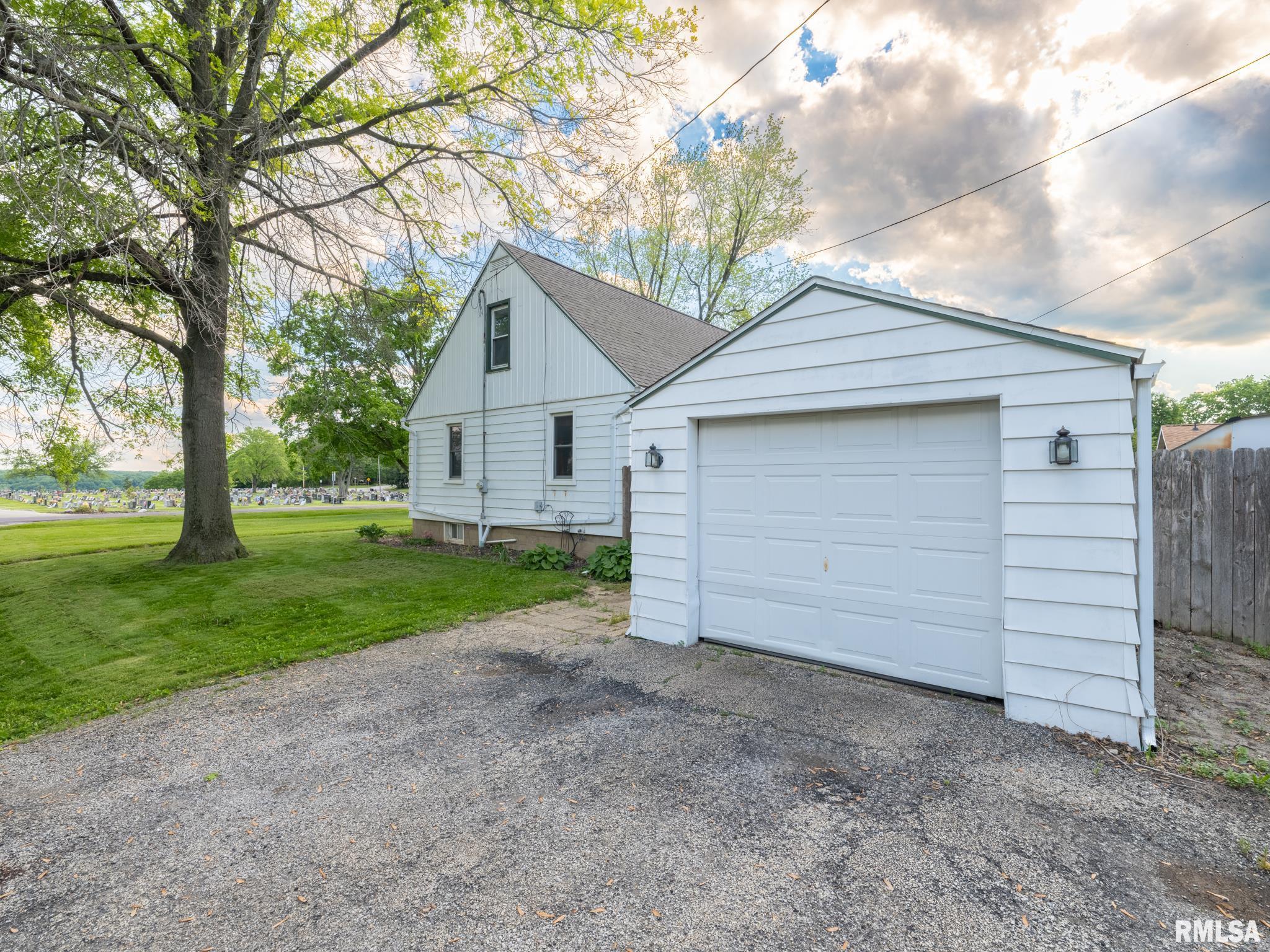 2207 Fondulac Drive, East Peoria, Illinois image 5