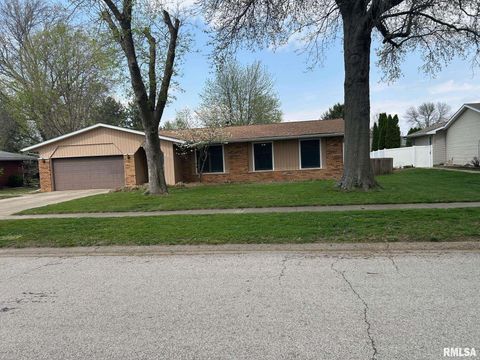 Photo of 403 VIRGINIA Avenue, Taylorville, IL 62568 (MLS # CA1043011)