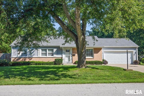 Homes For Sale - 34 Cottonwood Drive<br/> Chatham, IL 62629