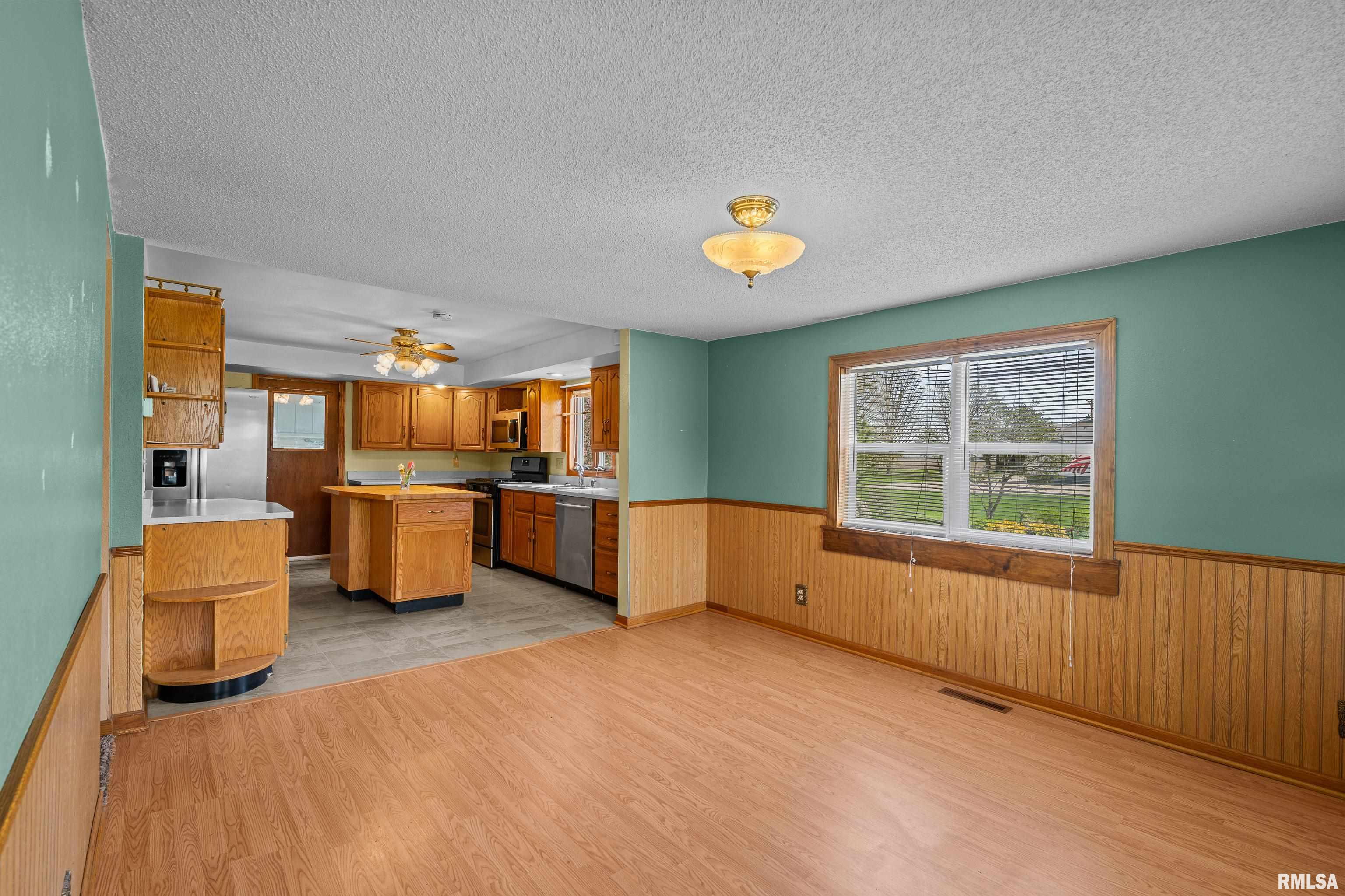 140 W 5th Avenue, Woodhull, Illinois image 11