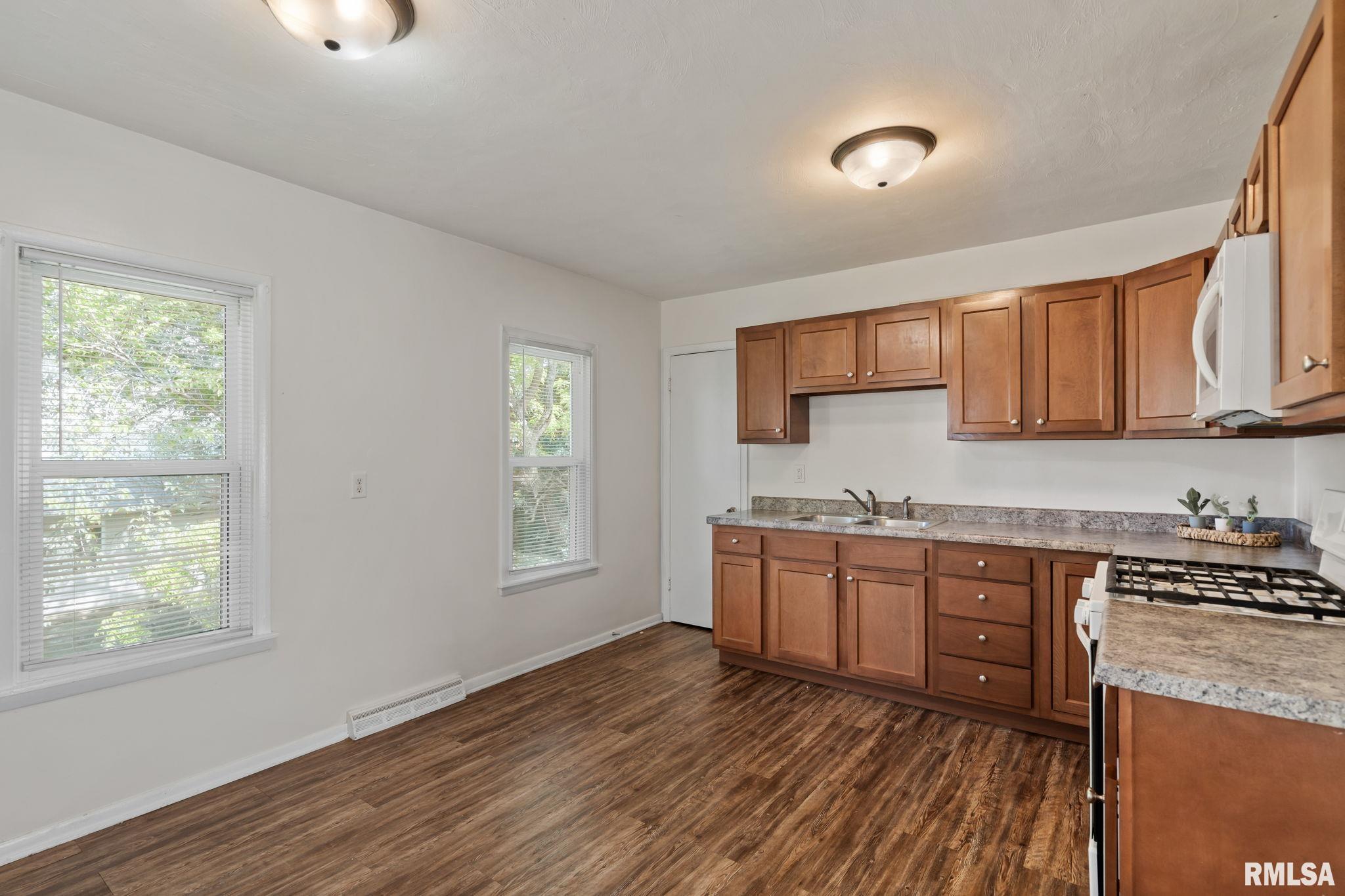18 Riverview Lane, Bettendorf, Iowa image 16